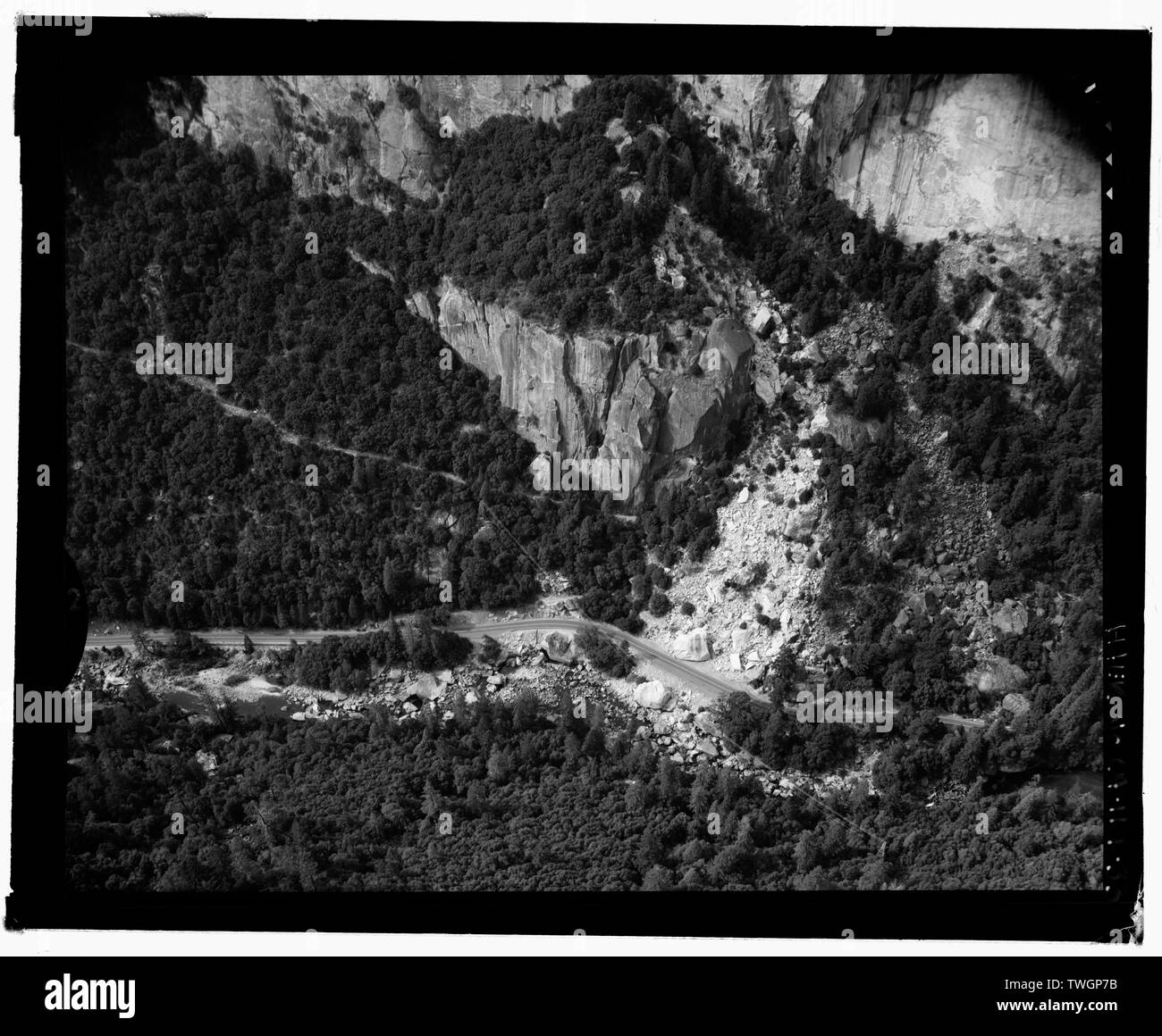 ROCK che scorre alle scogliere di cookie. EL PORTAL ROAD-autostrada 140 A FONDO. Strada COULTERVILLE al centro sinistra. - Parco Nazionale di Yosemite strade e ponti, il Villaggio di Yosemite, Mariposa County, CA Foto Stock