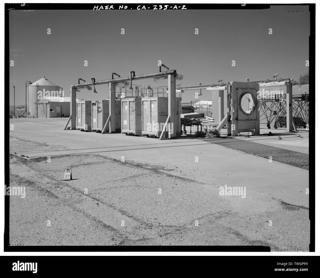 Motore a razzo a supporto di prova, che mostra il serbatoio (edificio 1929) e garage (edificio 1930) dal lato posteriore sinistro. Guardando ad ovest. - Edwards Air Force Base, X-15 Test Motore complesso motore a razzo e completare X-15 veicolo banchi prova, Rogers Dry Lake, est della pista tra la base del Nord e del Sud Base, boro, Kern County, CA Foto Stock