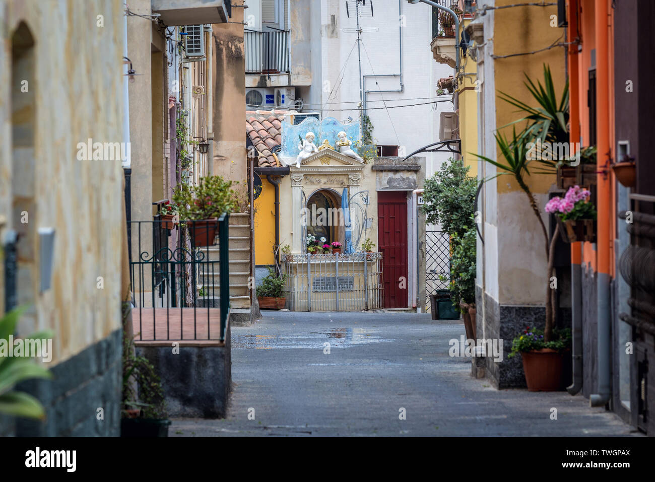 Valverde Street con la Beata Vergine Maria altare in Aci Castello comune nella città metropolitana di Catania sulla isola di Sicilia in Italia Foto Stock