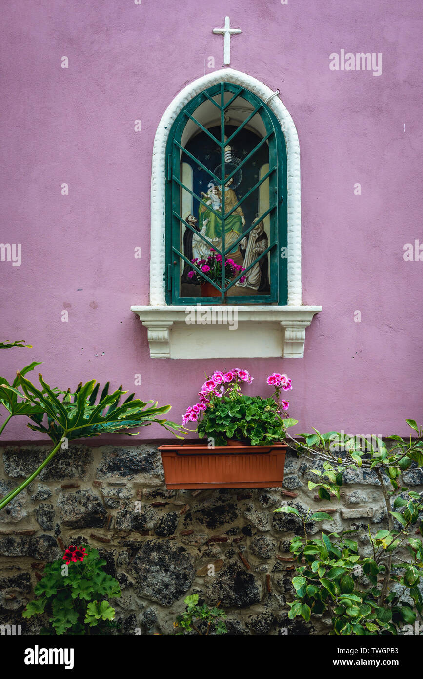 Piccolo Santuario sulla strada di Valverde a Aci Castello comune nella città metropolitana di Catania sulla isola di Sicilia in Italia Foto Stock