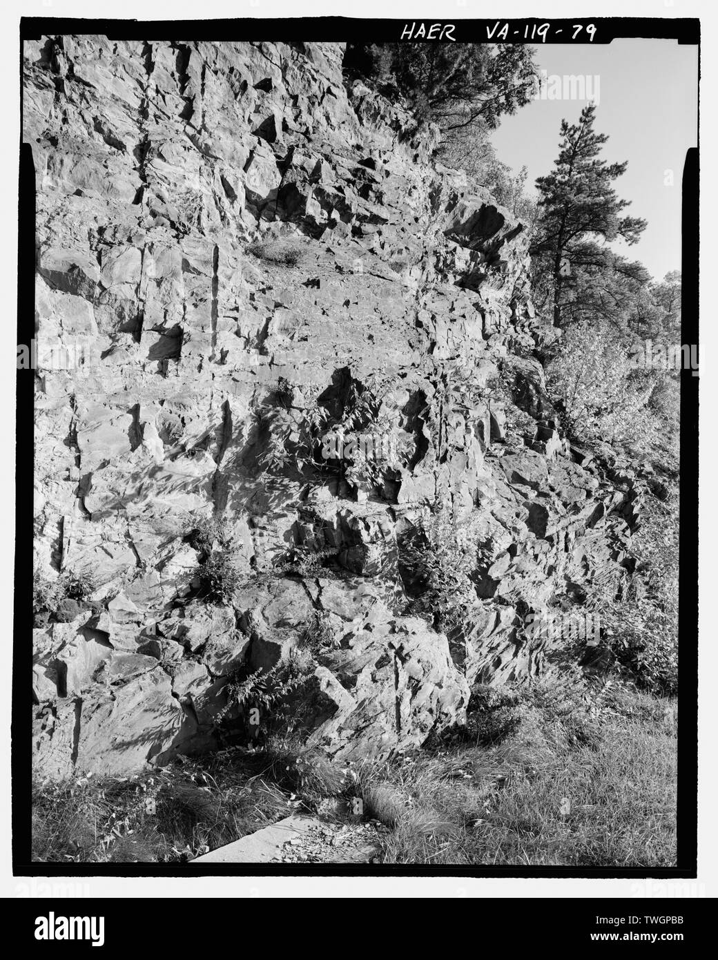 ROCKY TOP si affacciano sulla zona. Vista di trapanare marcature sulla roccia attraversata la strada. Guardando ad est, miglio 78.1. - Skyline Drive, dal Royal anteriore va a pesce Gap, VA , Luray, Pagina County, VA; Marston, Christopher, project manager; Quin, Richard, project manager; Christianson, Justine, trasmettitore; Harvey, Robert R, delineatore; Groe, harlan d, delineatore; Ianificazione, Michael P, delineatore; Seeger, Christopher J, delineatore; Wirth, Shane P, delineatore; Faust, William un, fotografo; Schmell, Brant, delineatore; Stokes, Dave, delineatore; Lundquist, Ryan, delineatore Foto Stock