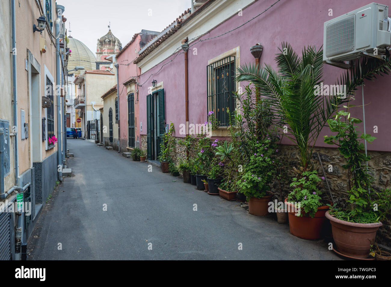 Strada stretta a Aci Castello comune nella città metropolitana di Catania sulla isola di Sicilia in Italia Foto Stock