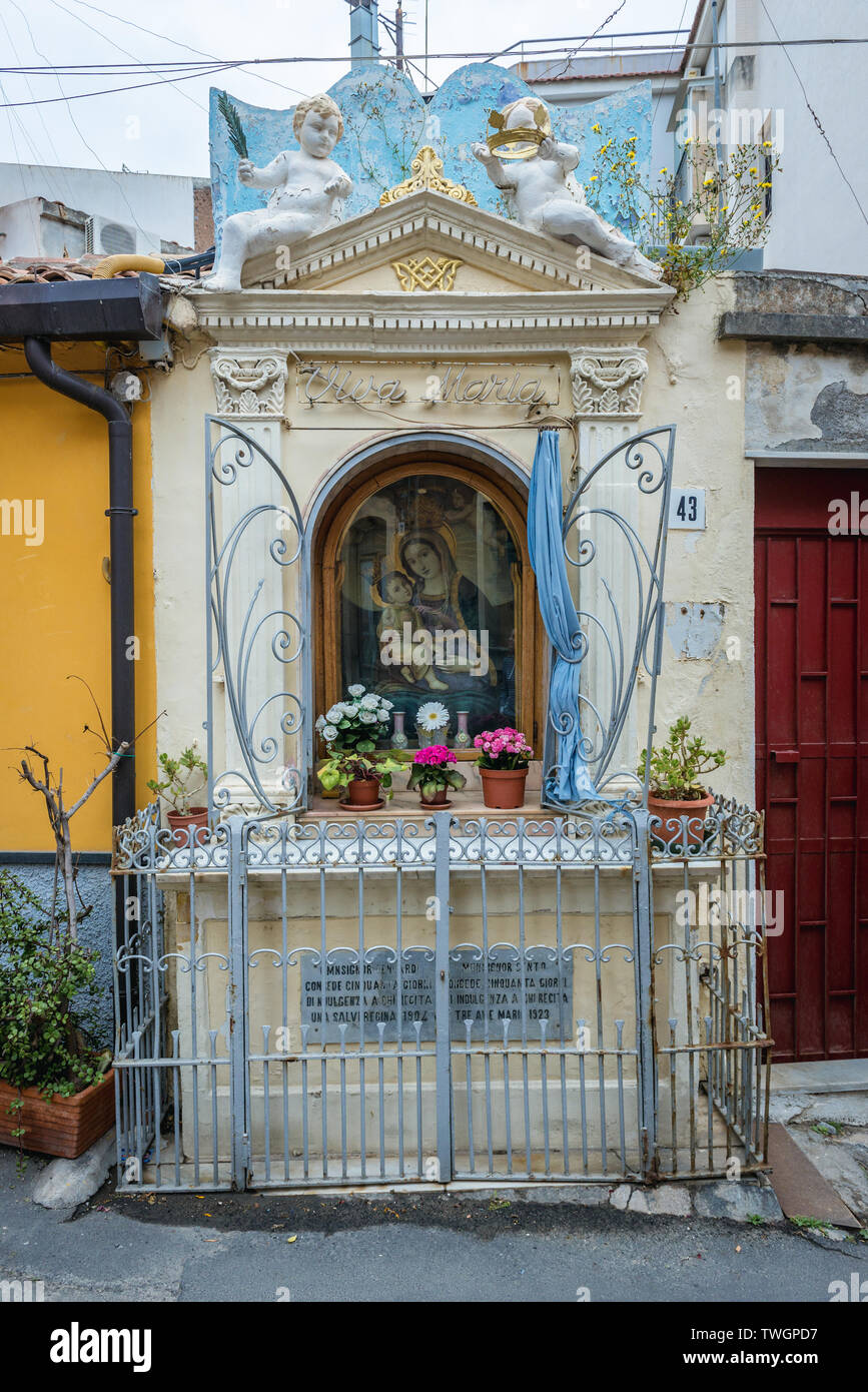 La beata Vergine Maria altare di Valverde Street a Aci Castello comune nella città metropolitana di Catania sulla isola di Sicilia in Italia Foto Stock