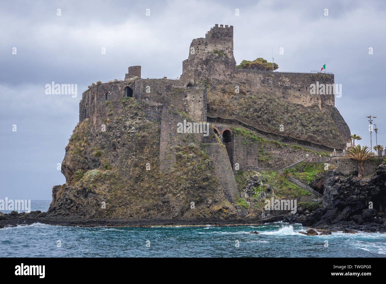 Castello normanno di Aci Castello comune nella città metropolitana di Catania sulla isola di Sicilia in Italia Foto Stock