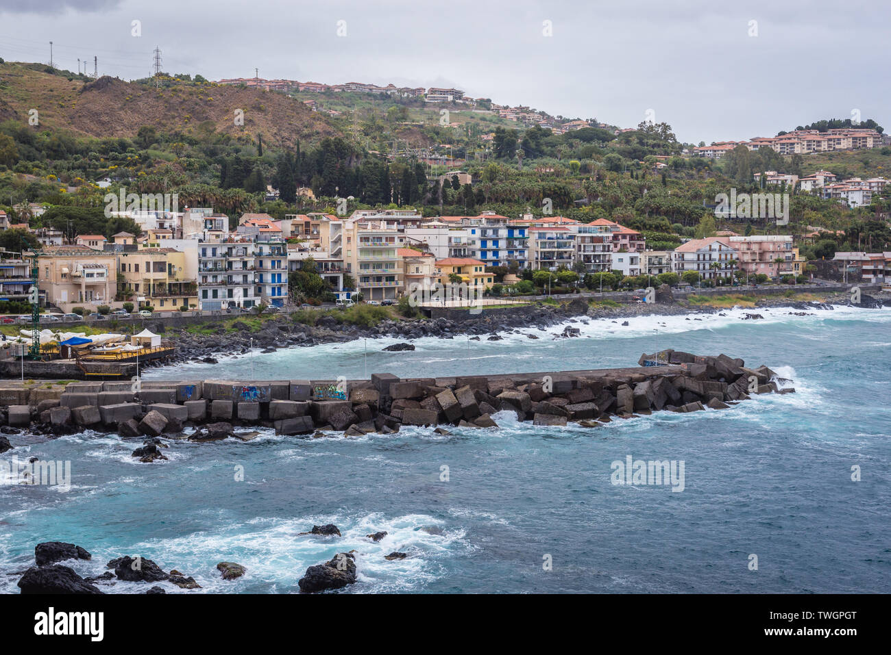 Vista aerea dal castello di Aci Castello comune nella città metropolitana di Catania sulla isola di Sicilia in Italia Foto Stock