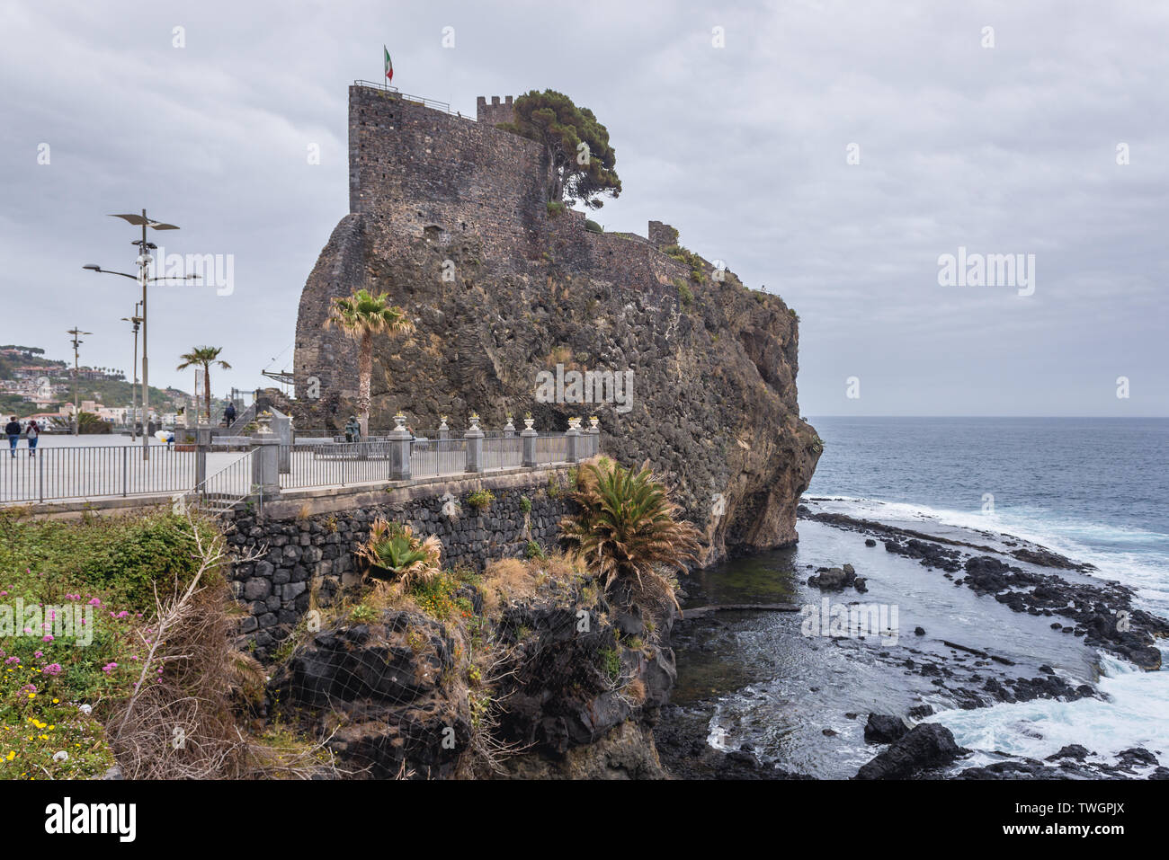 Vista dalla piazza del castello Il Castello Normanno di Aci Castello comune nella città metropolitana di Catania sulla isola di Sicilia in Italia Foto Stock