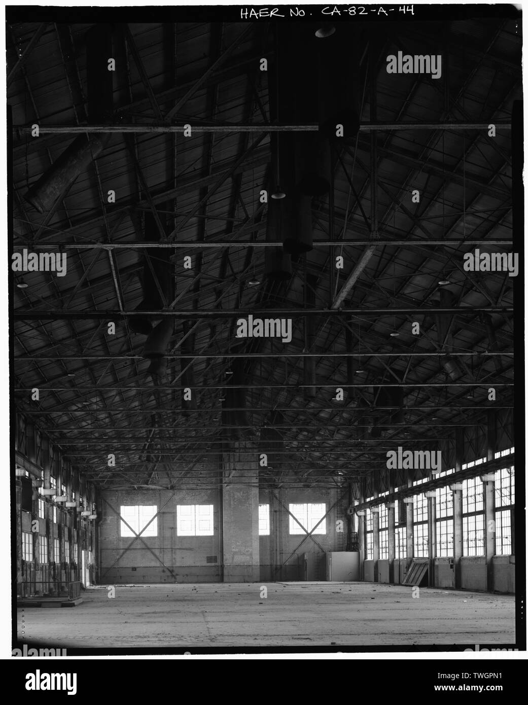 Il tetto e i tubi di scarico, il secondo piano e magazzino. Vista verso sud. - Ford Motor Company Long Beach stabilimento di assemblaggio, Edificio di assemblaggio, 700 Henry Ford Avenue, Long Beach, nella contea di Los Angeles, CA Foto Stock