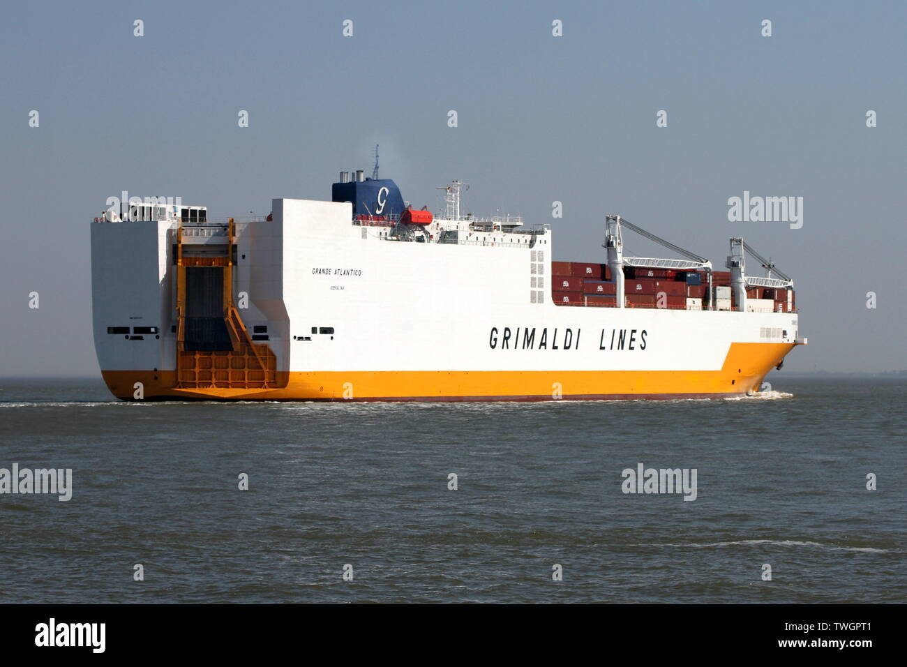 Egli Ro-Ro nave da carico Grande Atlantico passa il 18 aprile 2019 il porto di Cuxhaven. Foto Stock