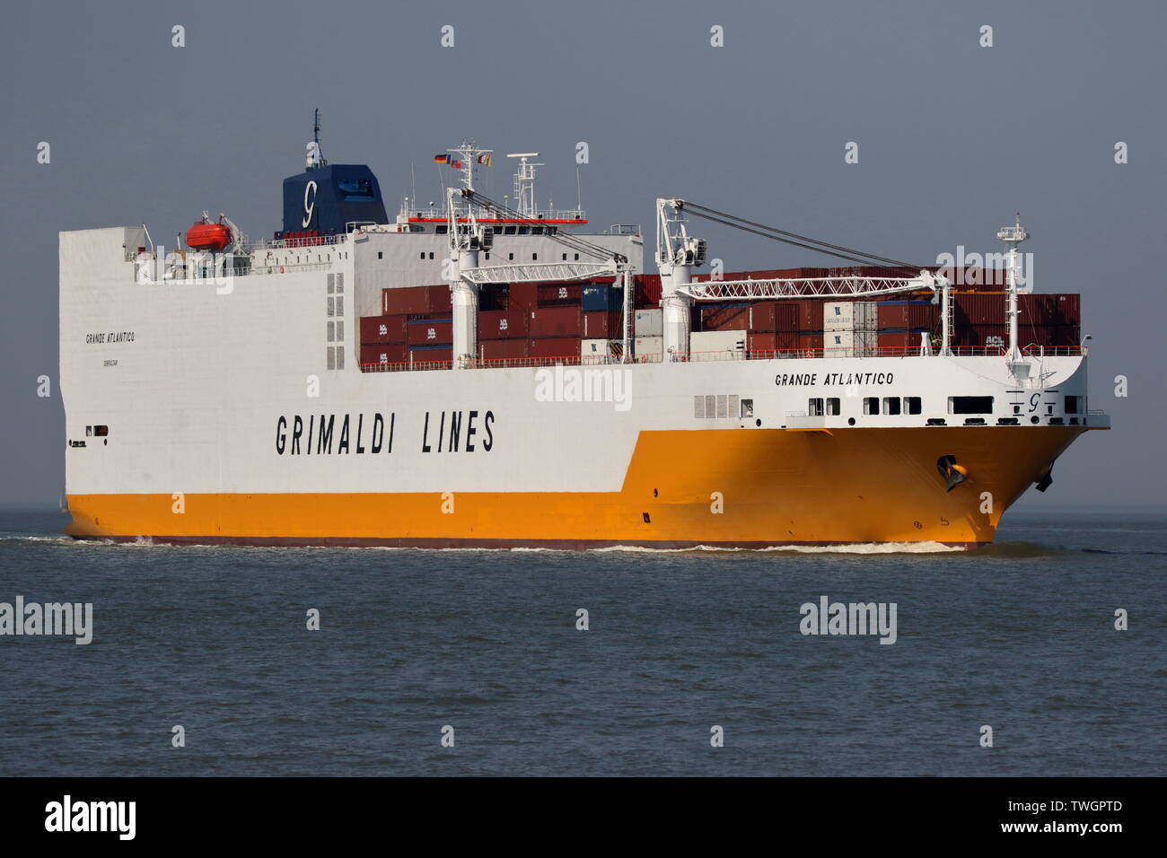 Egli Ro-Ro nave da carico Grande Atlantico passa il 18 aprile 2019 il porto di Cuxhaven. Foto Stock