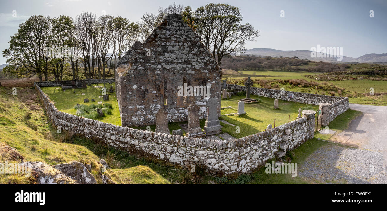 Vecchia chiesa parrocchiale di Kildalton, Islay, Scozia. Kildalton Cross in background. Foto Stock