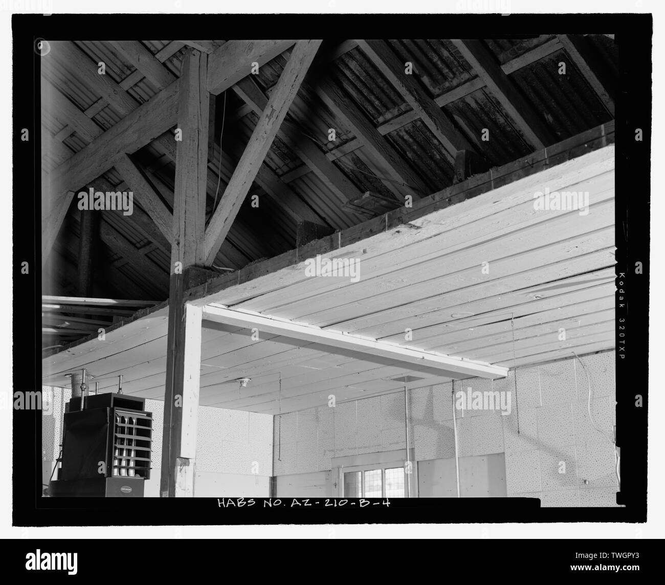 Inquadratura DEL TETTO E LA SCHEDA-e-batten soffitto dal corridoio centrale guardando verso nord-ovest - Fort Huachuca, Cavalleria stabile, Clarkson Road, Sierra Vista, Cochise County, AZ Foto Stock