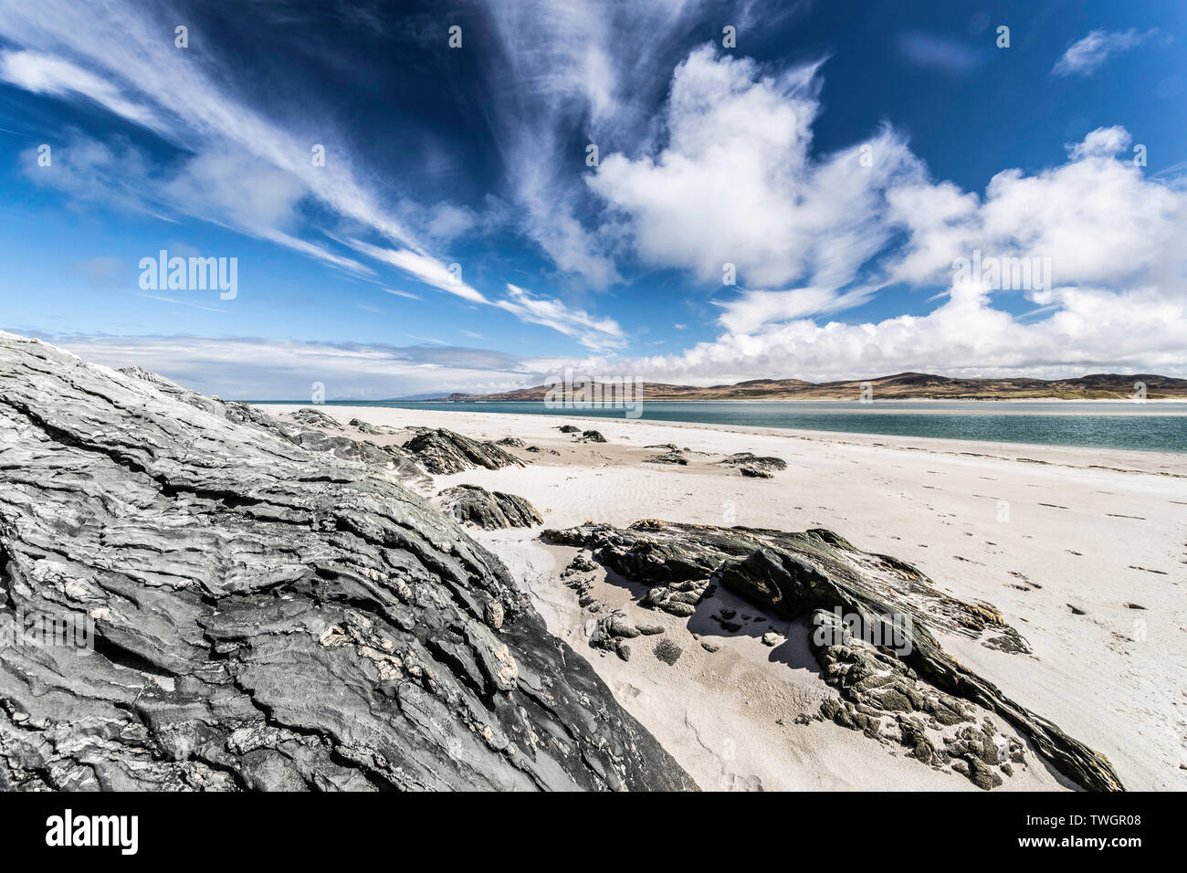 Spiaggia e litorale al punto Ardnave, Islay, Scozia. Punto Killinallan in background. Foto Stock