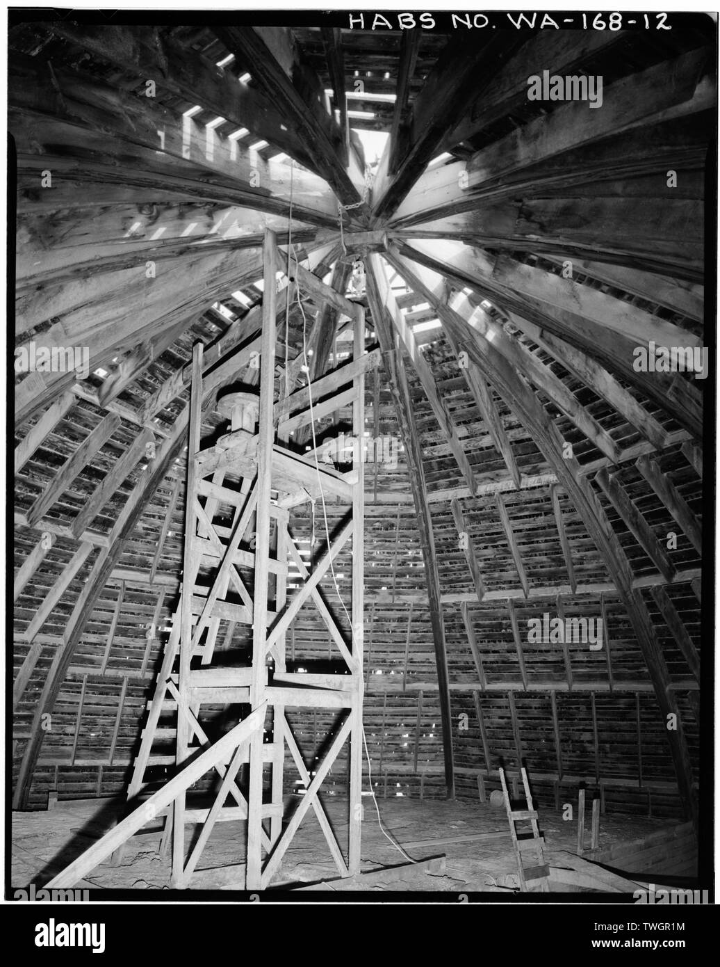 Tetto interno guardando ad est. - T. A. Leonard Granaio, vecchia strada statale di Mosca, Pullman, Whitman County, WA; Cline, James H; Rudd, J William, project manager; Università dello Stato di Washington, Scuola di Architettura, sponsor; Nys, Steven Eric, delineatore; Burger, David M, delineatore Foto Stock