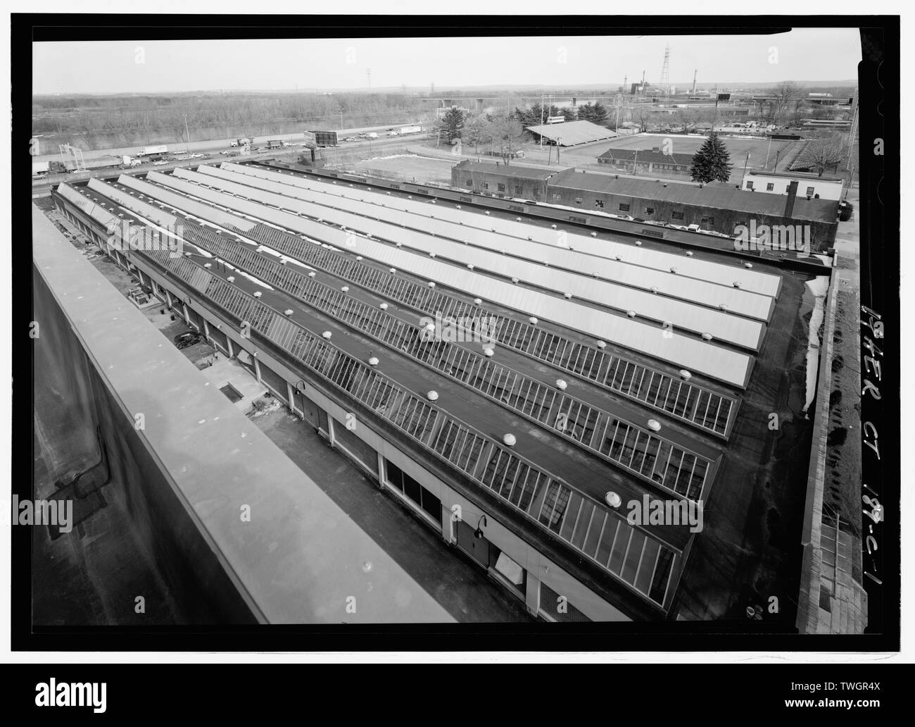 Tetto della macchina negozio edificio dal tetto del sud Armory. - Colt armi da fuoco Company, Machine Shop, 36-150 Huyshope Avenue, 17-170 Van Dyke Avenue, 49 Vredendale Avenue, Hartford, Contea di Hartford, CT Foto Stock