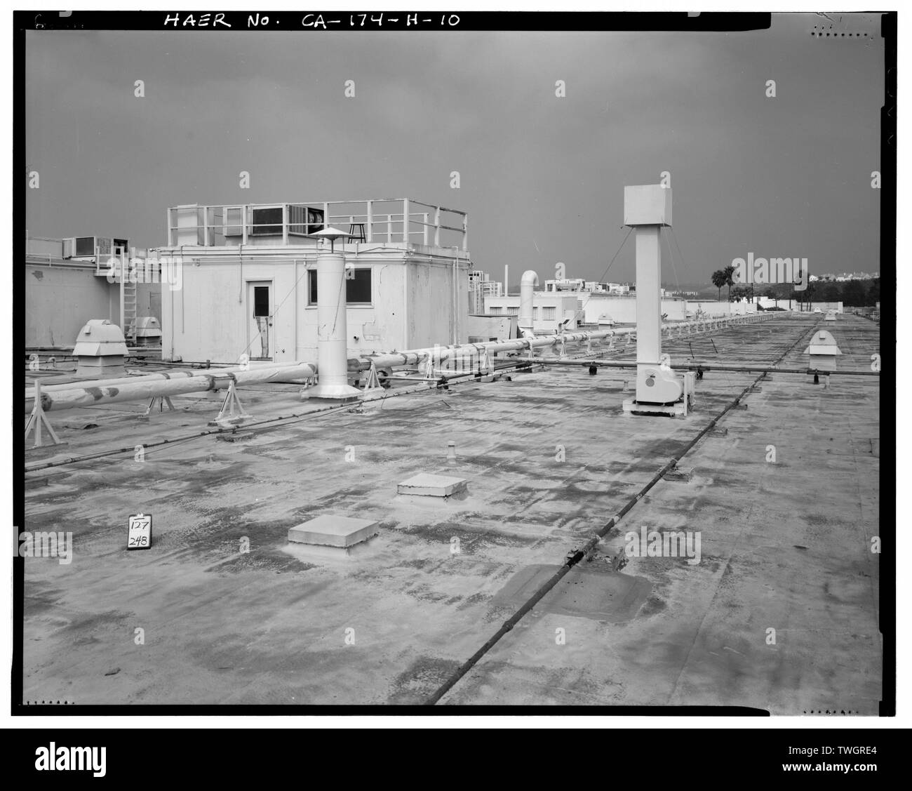 Tetto, guardando a nord-est da angolo sud-ovest. - Hughes Aircraft Company, costruzione del radar, 6775 Centinela Avenue, Los Angeles, nella contea di Los Angeles, CA Foto Stock