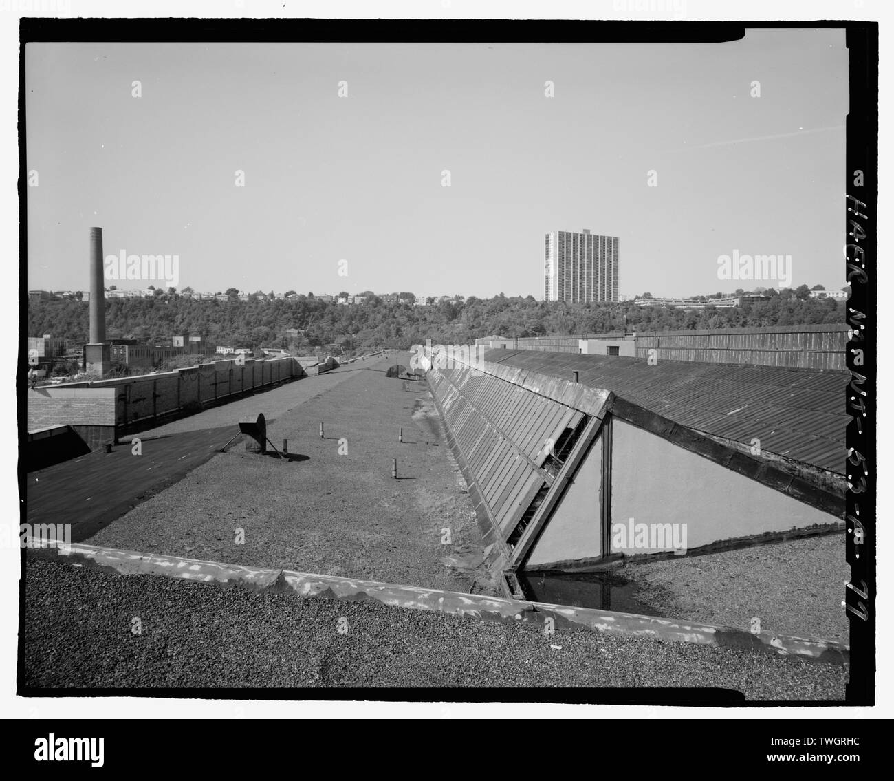 Tetto, SOUTHWEST MONITOR E PADIGLIONE AMMINISTRATIVO PARAPETTO, ad ovest da Bay 40 - Ford Motor Company Edgewater impianto di assemblaggio, montaggio edificio, 309 River Road, Edgewater, Bergen County, NJ Foto Stock