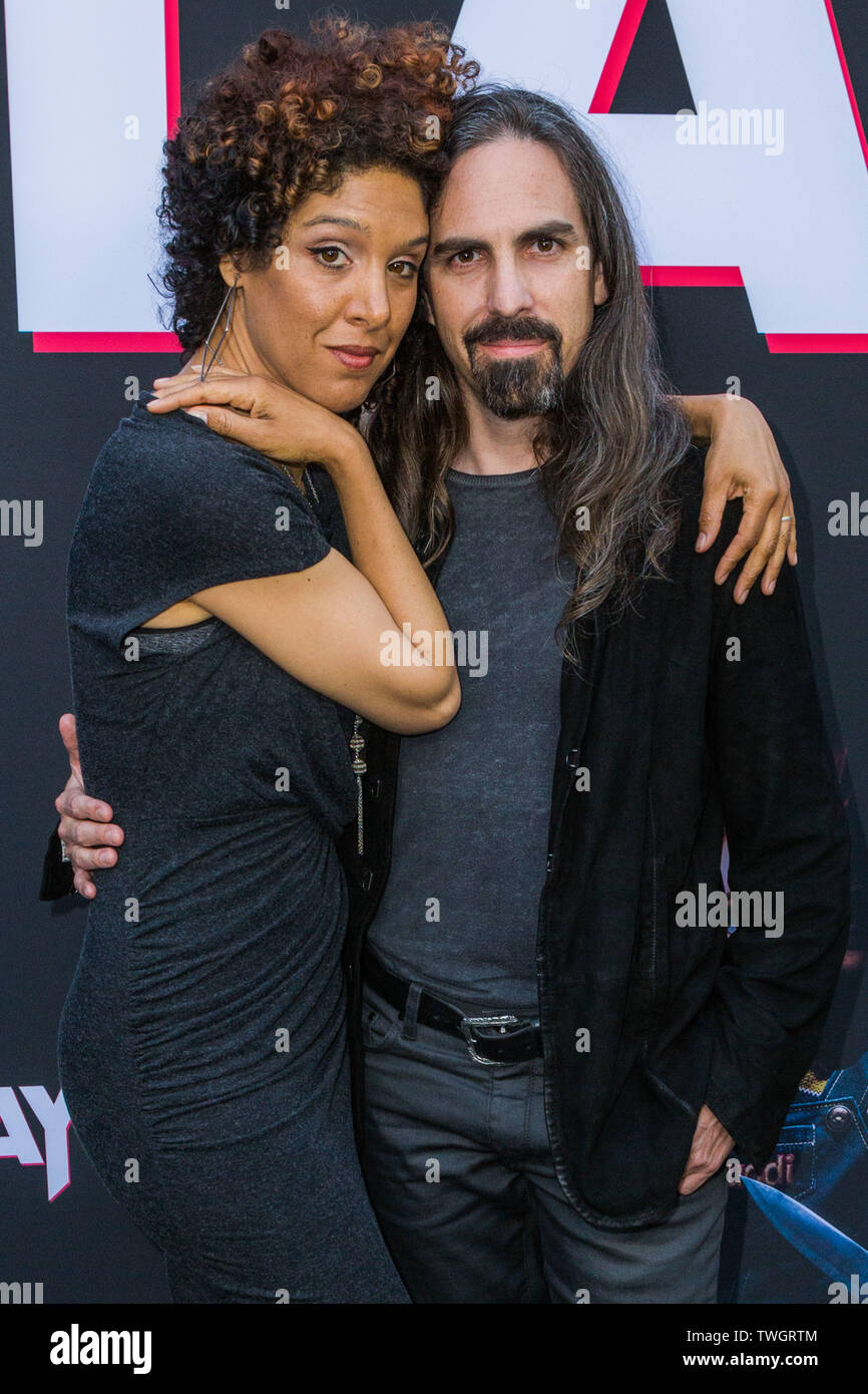 HOLLYWOOD e LOS ANGELES, CALIFORNIA, STATI UNITI D'America - 19 giugno: Raya Yarbrough e Bear McCreary arrivare presso il Los Angeles Premiere di Orione foto e gli artisti uniti rilasciando il "gioco del bambino" tenutasi presso ArcLight Hollywood di Giugno 19, 2019 a Hollywood e Los Angeles, California, Stati Uniti. (Foto di Rudy Torres/Image Press Agency) Foto Stock