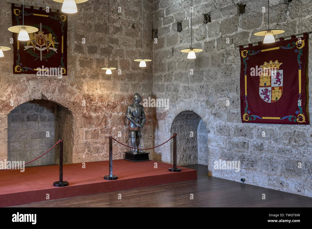 Interno dell'Omaggio torre del castello di Peñafiel e la ricreazione del corteo in costumi del tempo, Valladolid, Spagna Foto Stock