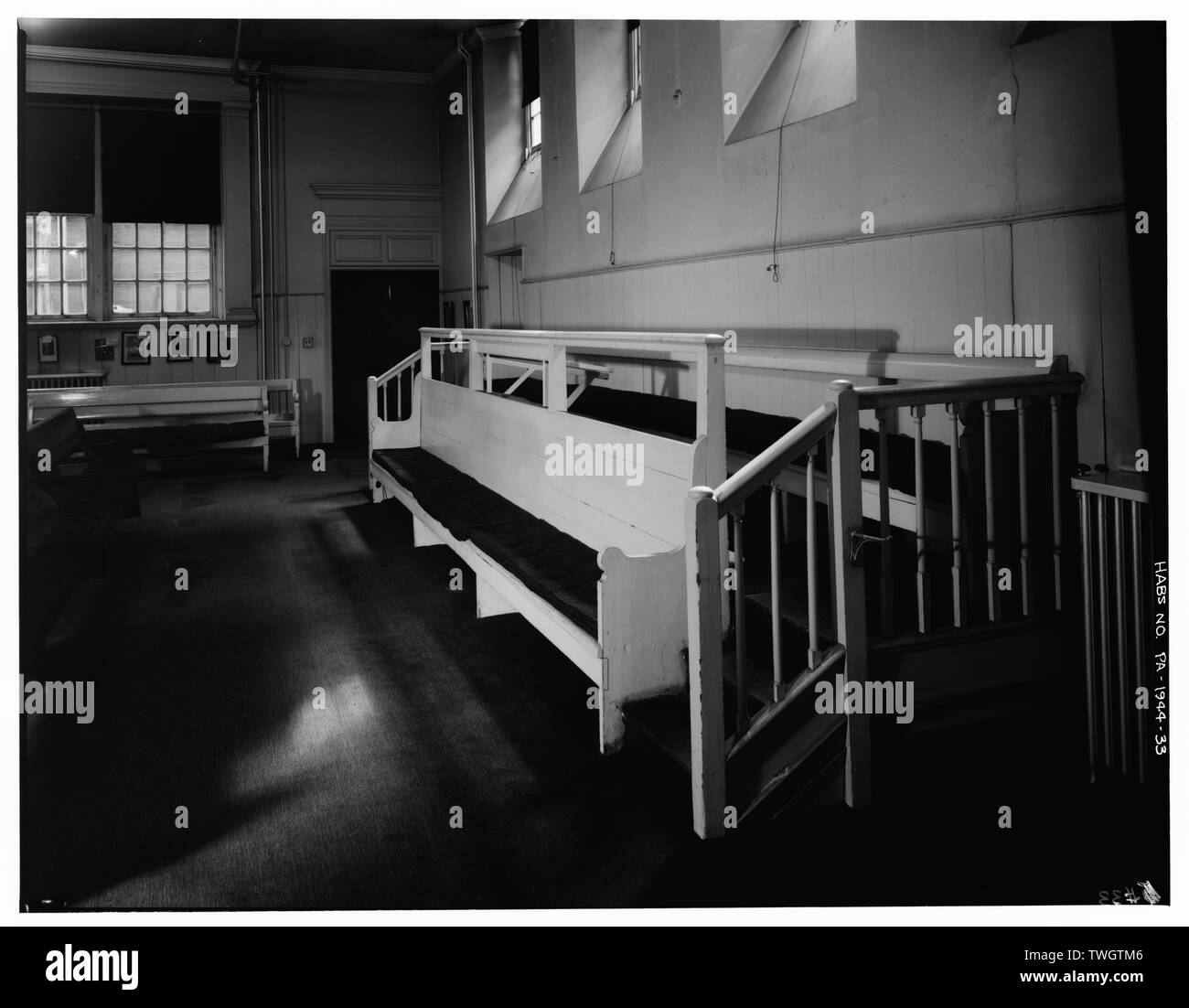 Una camera (camera di ponente) Guardando verso sud-ovest. Le finestre sopra l'originale dei Ministri Gallery sono state sollevate nel 1888 quando all'interno di servizi igienici sono stati aggiunti sull'altro lato della parete ovest. Nota La finestra inclinata davanzali che ha fornito più di luce. Anche in corrispondenza della parte posteriore della riunione a casa del custode appartamento è stato aggiunto nel 1908. - Dodicesima Street Meeting House, 20 South dodicesima Street, Philadelphia, Contea di Philadelphia, PA Foto Stock