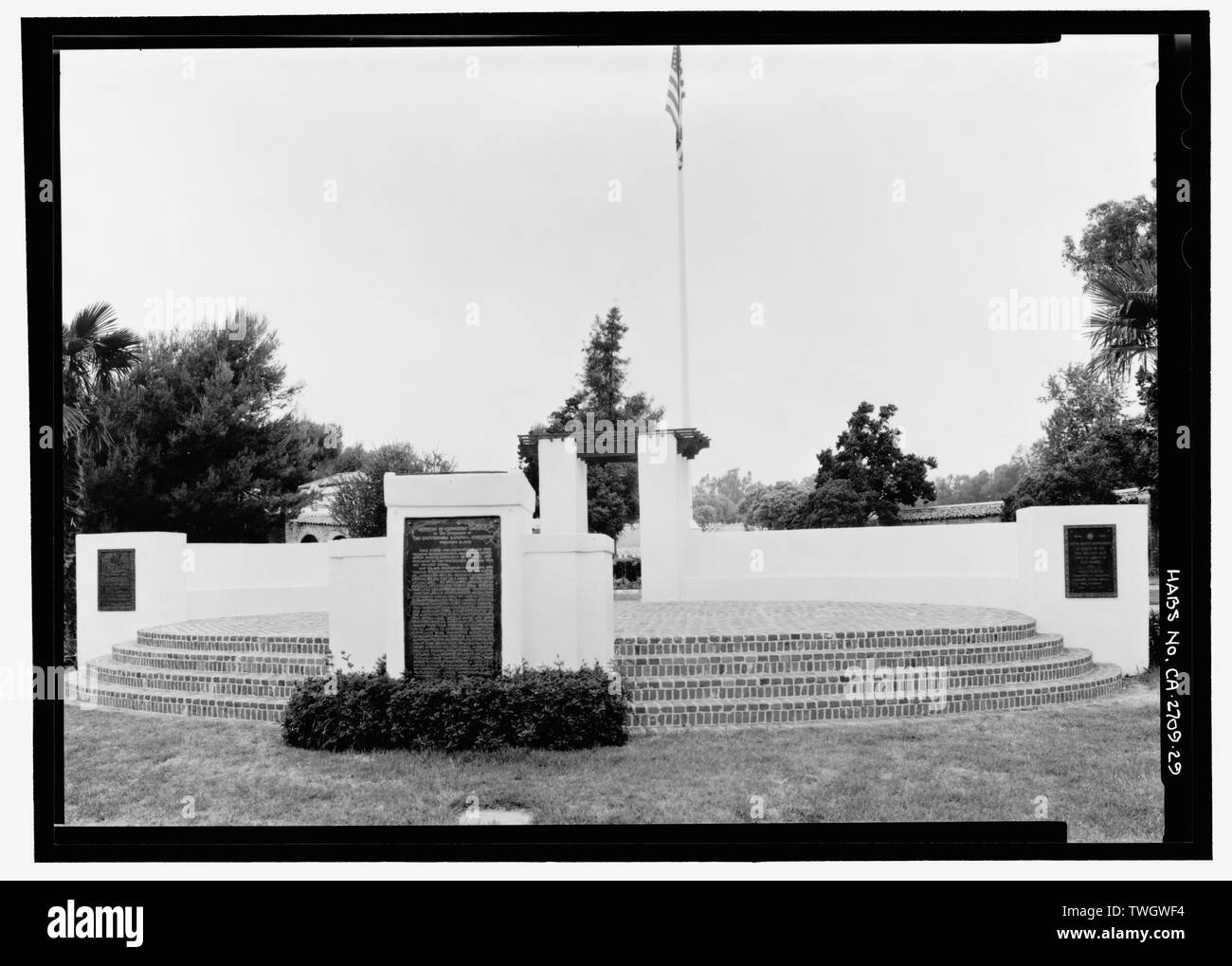 Rostro, Gettysburg Indirizzo placca, e pennone al centro del cimitero. Vista verso nord. - Los Angeles Cimitero Nazionale, 950 South Sepulveda Boulevard, Los Angeles, nella contea di Los Angeles, CA Foto Stock