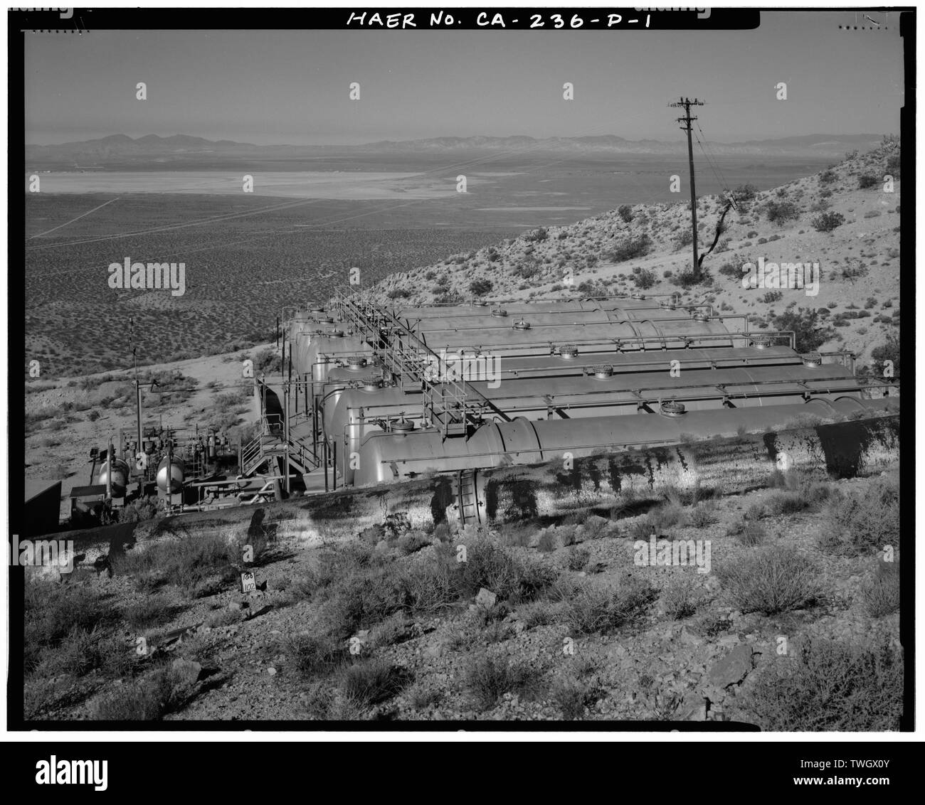 RP1 (cherosene) i serbatoi di stoccaggio su una collina ad est del banco di prova 1-B. Questo serbatoio FARM serve entrambi i banchi prova 1-A e 1-B - Edwards Air Force Base Air Force Rocket Propulsion Laboratory, combinata serbatoio di stoccaggio carburante Farm, Area Test 1-120, north end di Giove Boulevard, boro, Kern County, CA Foto Stock