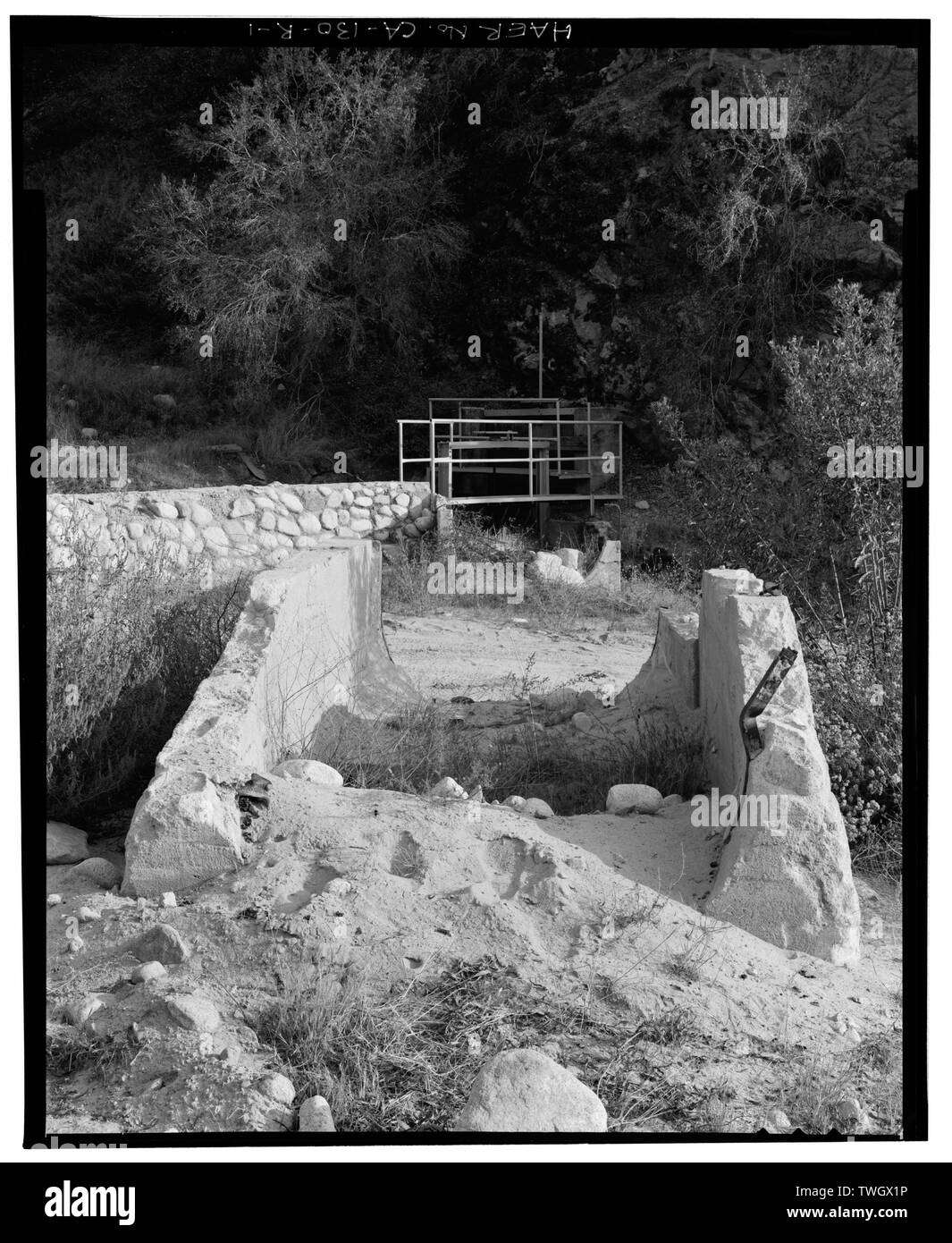 Rovinato PORZIONE DI SANTA ANA CANAL A FIANCO DI ASPIRAZIONE SAR-3 TUNNEL DI SISTEMA, appena a sud di SAR-2. Vista di sud-est. - Santa Ana River sistema idroelettrico, Tunnel abbandonati, Redlands, San Bernardino County, CA Foto Stock