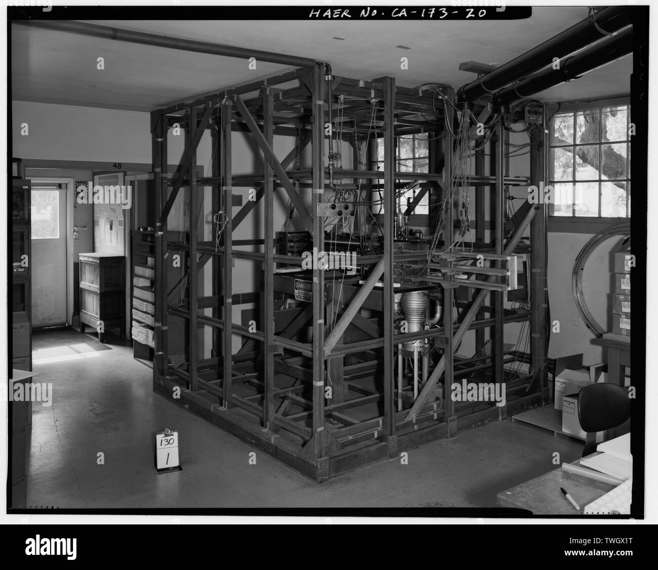 RUBENS BOBINA all angolo sud-est della camera 40, guardando verso est ingresso anteriore. - Stati Uniti Geological Survey, Rock Magnetics Laboratory, 345 Middelmark Road, Menlo Park, San Mateo County, CA Foto Stock