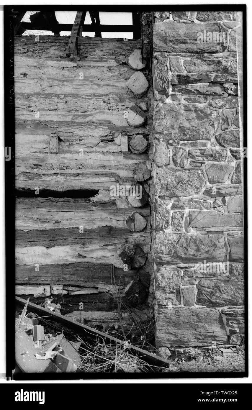 Parete di macerie giustapposta alla costruzione di registro - Cabina Lawrence, membro Route 3, Havertown, Delaware County, PA Foto Stock