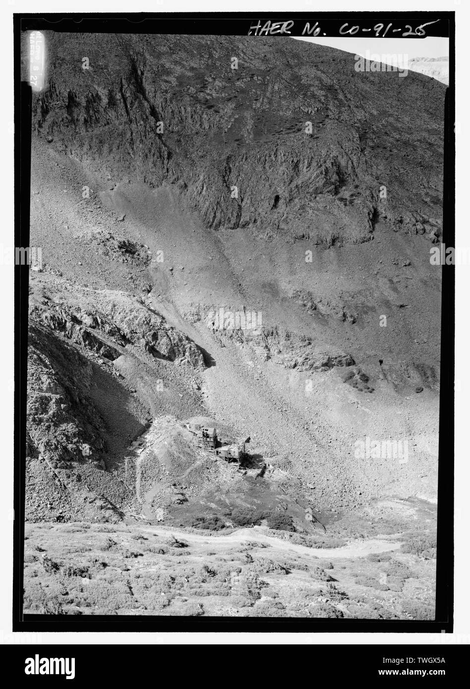 Rovine di ADIT (orizzontale Ingresso miniera) e HEADHOUSE ALLA BASE DEL piccolo picco gigante. Vista di tutta la valle. - Shenandoah-Dives Mill, 135 County Road 2, Silverton, la Contea di San Juan, CO Foto Stock