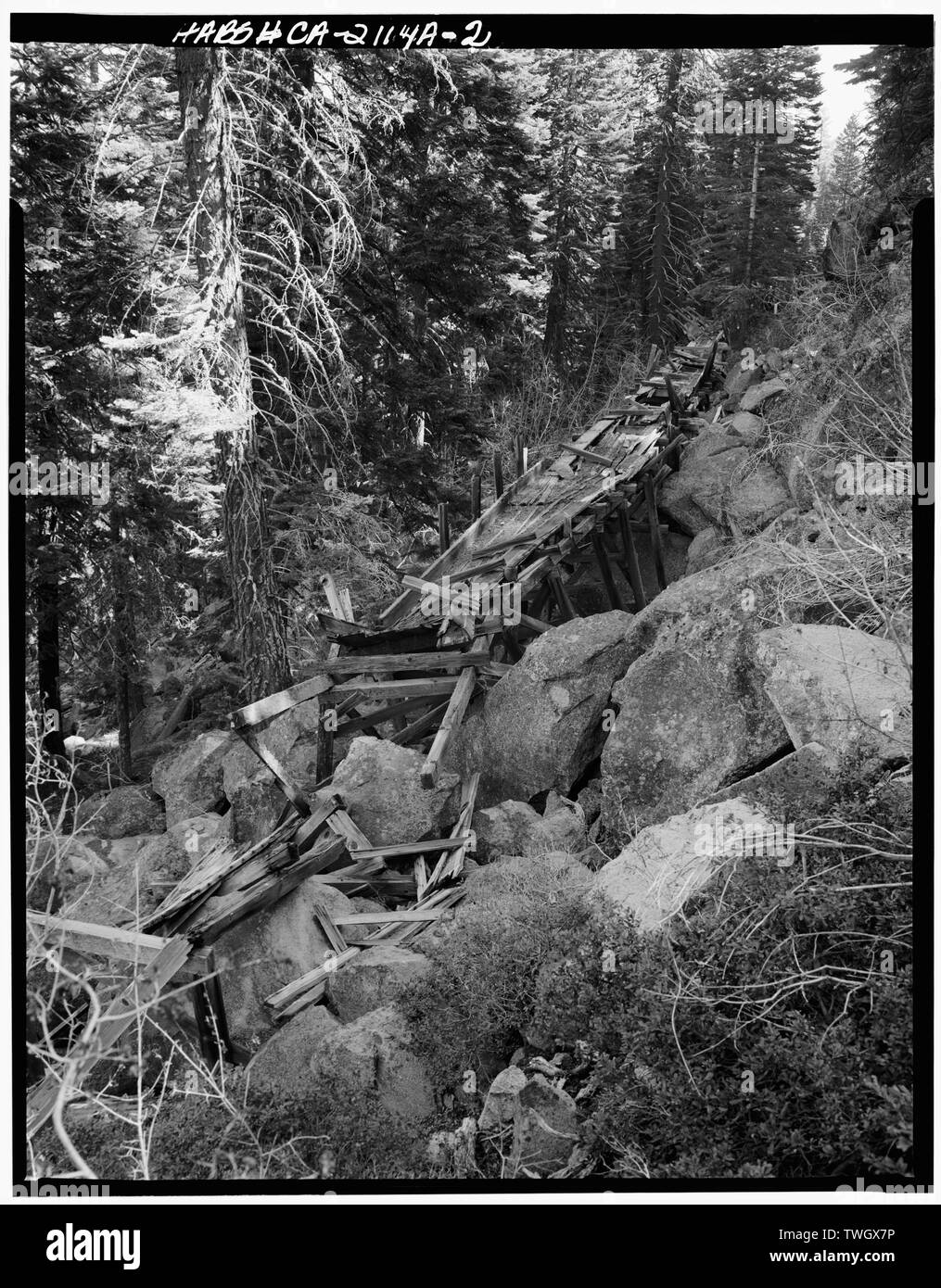 Rovine del FLUME AMID massi guardando ad Est - Parco nazionale vulcanico di Lassen, Lost Creek Flume, minerale, Tehama County, CA Foto Stock
