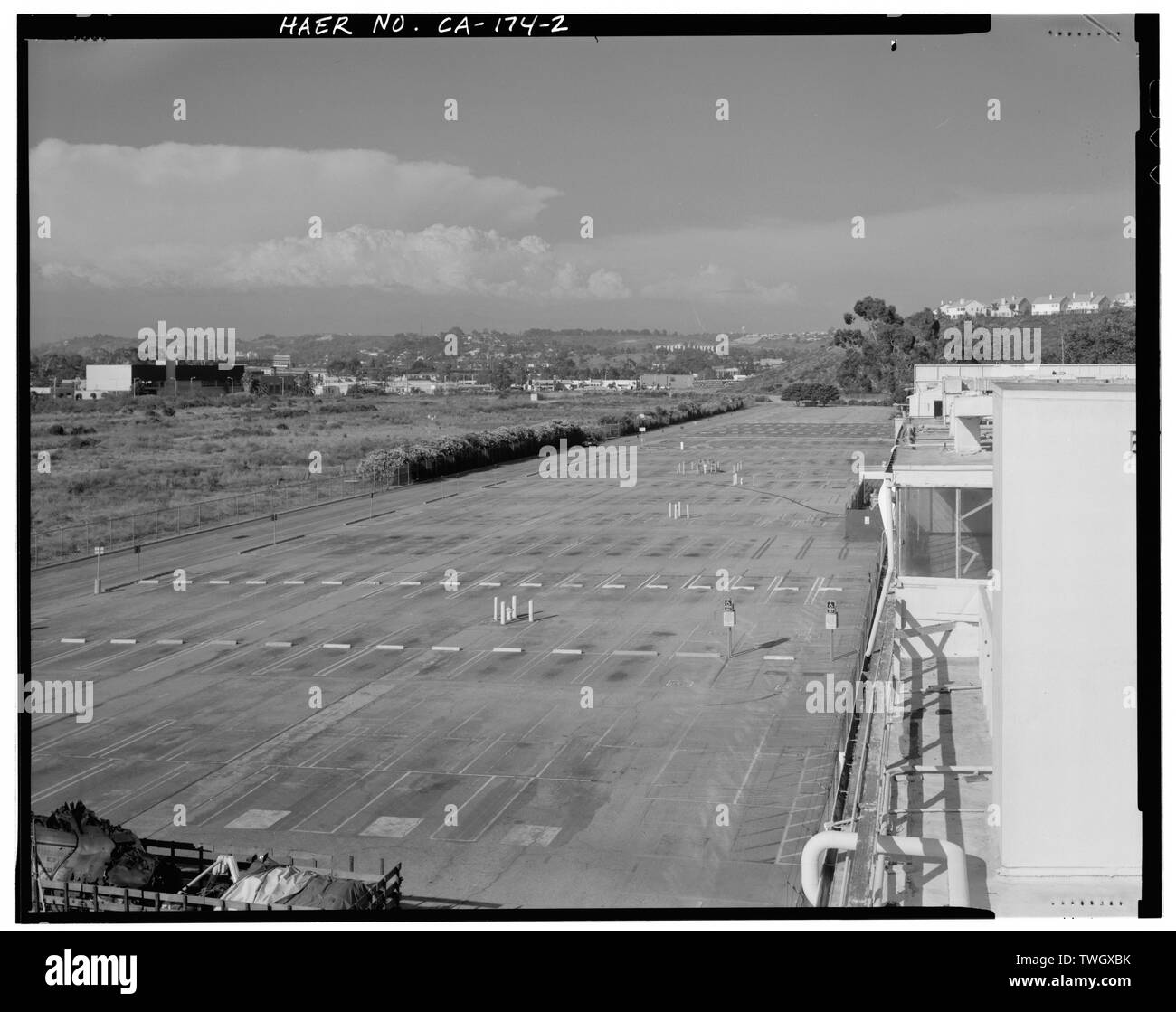 Sito della pista e nord parcheggio dal tetto dell'Edificio 5, guardando a nord-est. - Hughes Aircraft Company, 6775 Centinela Avenue, Los Angeles, nella contea di Los Angeles, CA Foto Stock