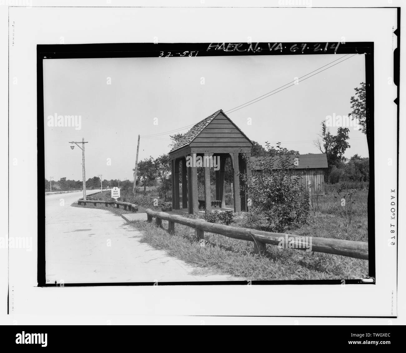 BUS rustico rifugio, guardrail e lampada posta BELLE HAVEN Fermata bus di allargamento, 1932. - George Washington Memorial Parkway, lungo il fiume Potomac da McLean a Mount Vernon, VA, Mount Vernon, Fairfax County, VA; Mount Vernon Avenue associazione; U.S. Esercito di ingegneri; U.S. Ufficio di presidenza di strade pubbliche; Clarke, Gilmore; Downer, Jay; Toms, R E; Johnson, J W; Simonson, Wilbur; McNary, J V; Barton, Clara; Mount Vernon Ladies Association; Garden Club of America; le Figlie della Rivoluzione Americana; Regno Figlie della Confederazione; Colonial Dames of America, Associazione per la conservazione di Virgi Foto Stock