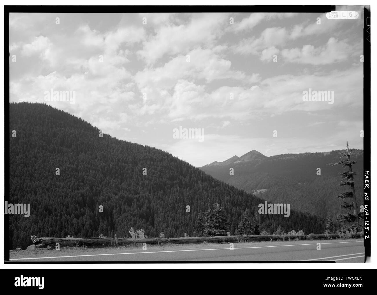 Rustico guardrail in legno vicino al fiume Bianco si affacciano A OVEST - Mather Memorial Parkway, tra nord-est e ingresso Chinook Pass, Longmire, Pierce County, WA; Bureau di strade pubbliche; Washington State Department di autostrade; Mather, Stephen T; U S al Servizio Forestale; Chittenden, Hiram M; Mount Rainier Mining Company; Hyde, Arthur M; Albright, Orazio M; Wilbur, Ray Lyman; Von der Hellen; società di costruzioni; Williams e Douglas; Quin, Richard H, storico Foto Stock