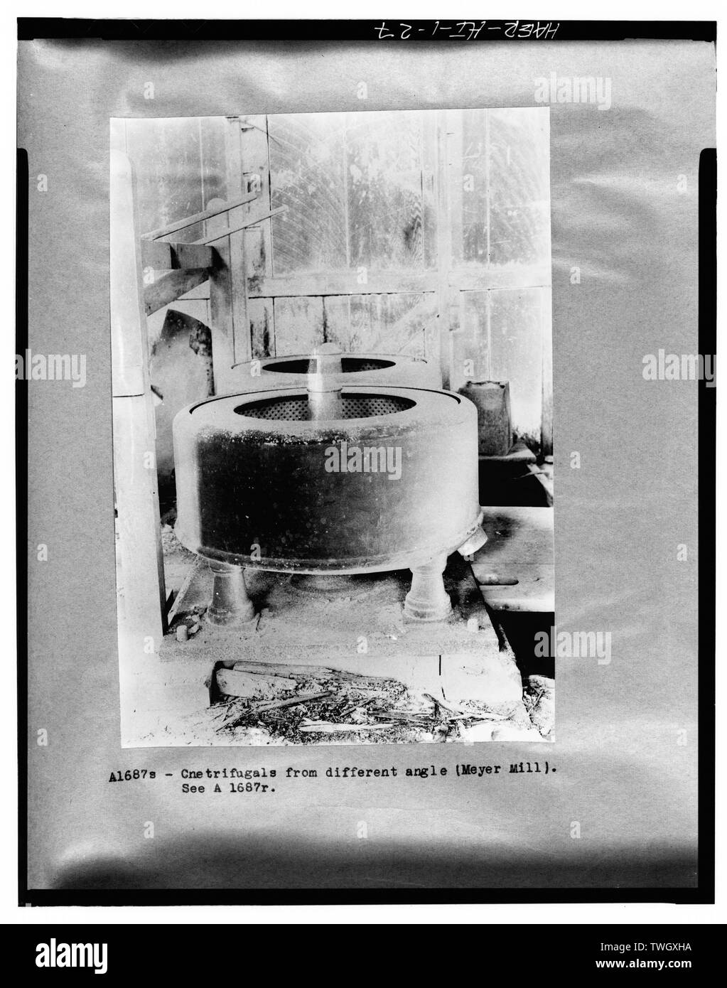 RW Meyer Sugar Mill- 1876-1889. Centrifugals, 1879, 1881. Produttore sconosciuto. Fornito da Honolulu Ferriera, Honolulu, Hawaii, 1879, 1881. Visualizza- vista storica, 1934, dalla T.T. Collezione Waterman, Hawaiian piantatori di zucchero' Association. Con il cestello interno della rivoluzione centrifuga a 1200 rpm di melassa volò verso l'esterno dallo zucchero semolato, attraverso i fori nel rivestimento in ottone e nel fermo contenitore esterno. La melassa scaricata attraverso il tubo di lancio a destra e nella melassa storage box al di sotto del pavimento. Il centrifugals erano underdriven con una cinghia collegata alla puleggia b Foto Stock