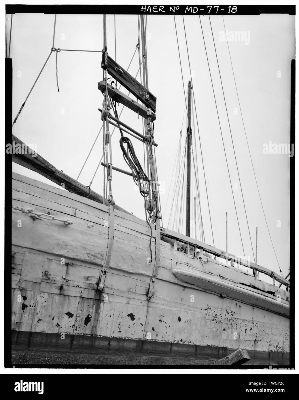 Rampa lato porta a ganasce che dettaglia la catena-piastre e la pura e semplice di protezione. - Two-Sail Bateau E. C. COLLIER, Chesapeake Bay Maritime Museum, mulini Street, Saint Michaels, Talbot County, MD; Cavaliere, George Washington; Collier, Eddie; Collier, Ross E; Dix, Jefferson; Larrimore, John; Cummings, John; Cummings, Pauline; Larrimore Elise Foto Stock Rampa lato porta a ganasce che dettaglia la catena-piastre e la pura e semplice di protezione. - Two-Sail Bateau E. C. COLLIER, Chesapeake Bay Maritime Museum, mulini Street, Saint Michaels, Talbot County, MD; Cavaliere, George Washington; Collier, Eddie; Collier, Ross E; Dix, Jefferson; Larrimore, John; Cummings, John; Cummings, Pauline; Larrimore Elise Foto Stock