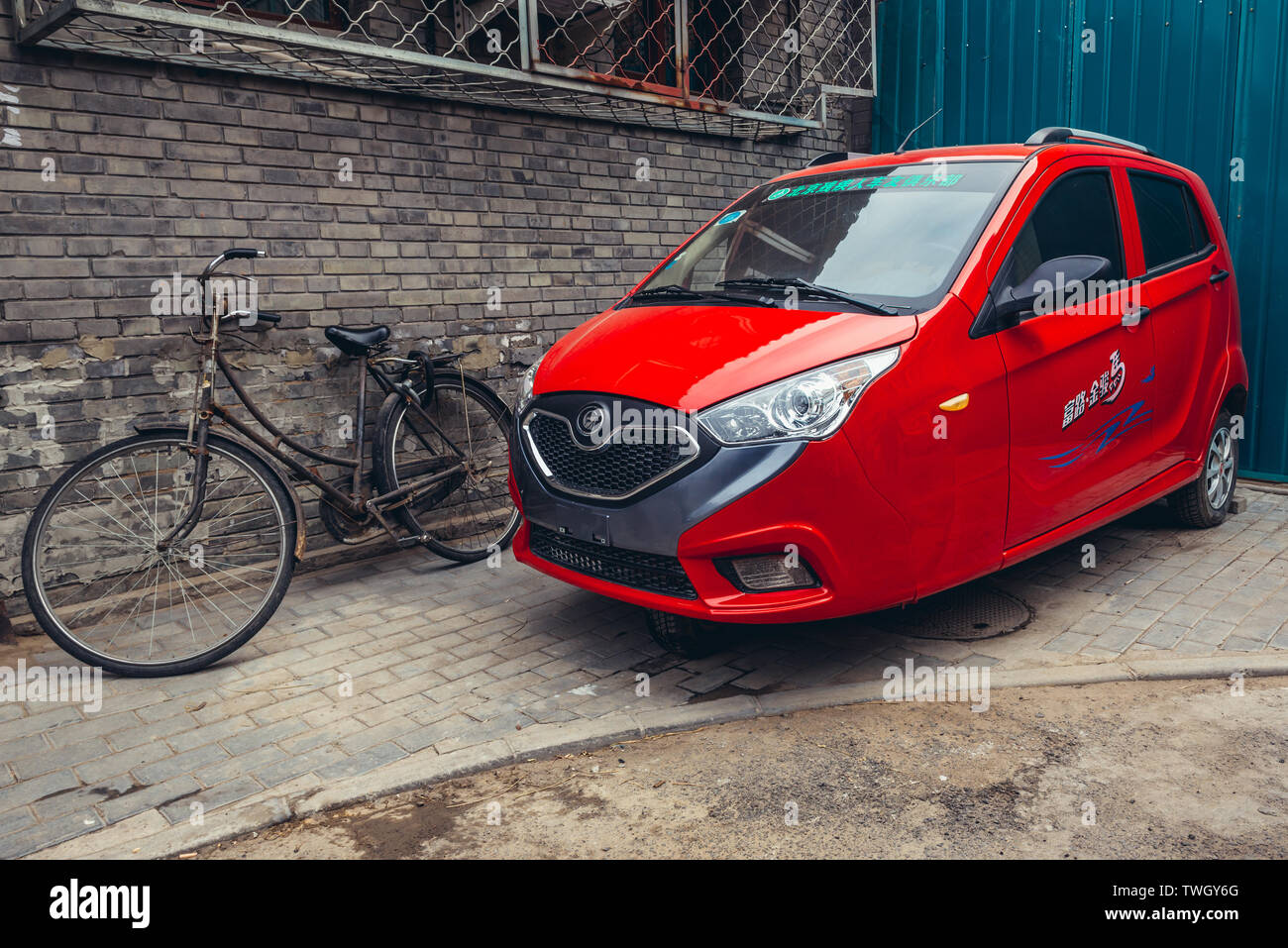 A tre ruote auto nei tradizionali hutong area residenziale di Dongcheng district di Pechino, Cina Foto Stock
