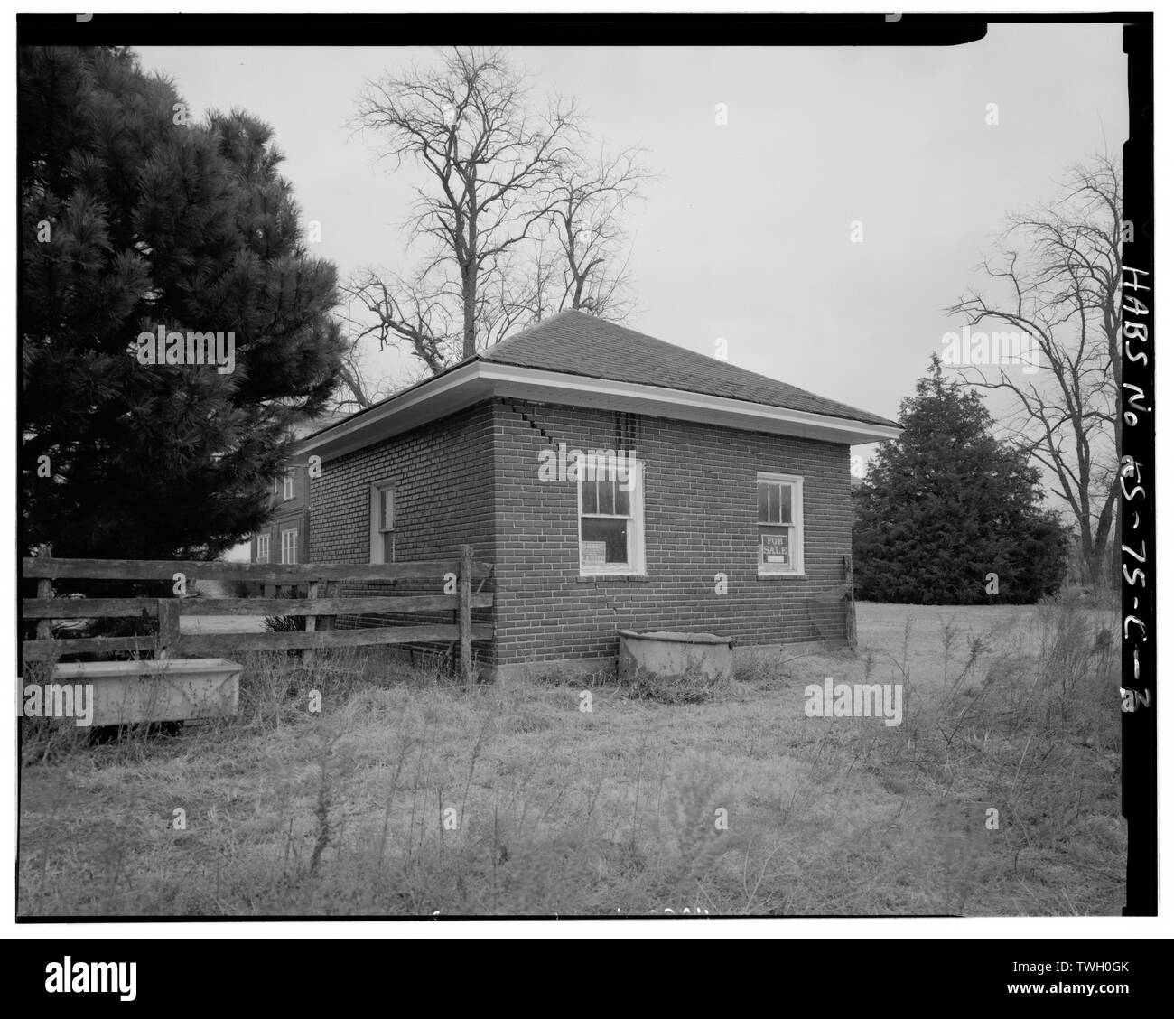 Posteriore (sud) e west elevazioni del garage - Henry E. Williams cascina, garage, a sud di residenza e ad ovest di Smokehouse Cedar Point, Chase County, KS; Colcher, Larry, fotografo; Irvin, Michael, fotografo Foto Stock