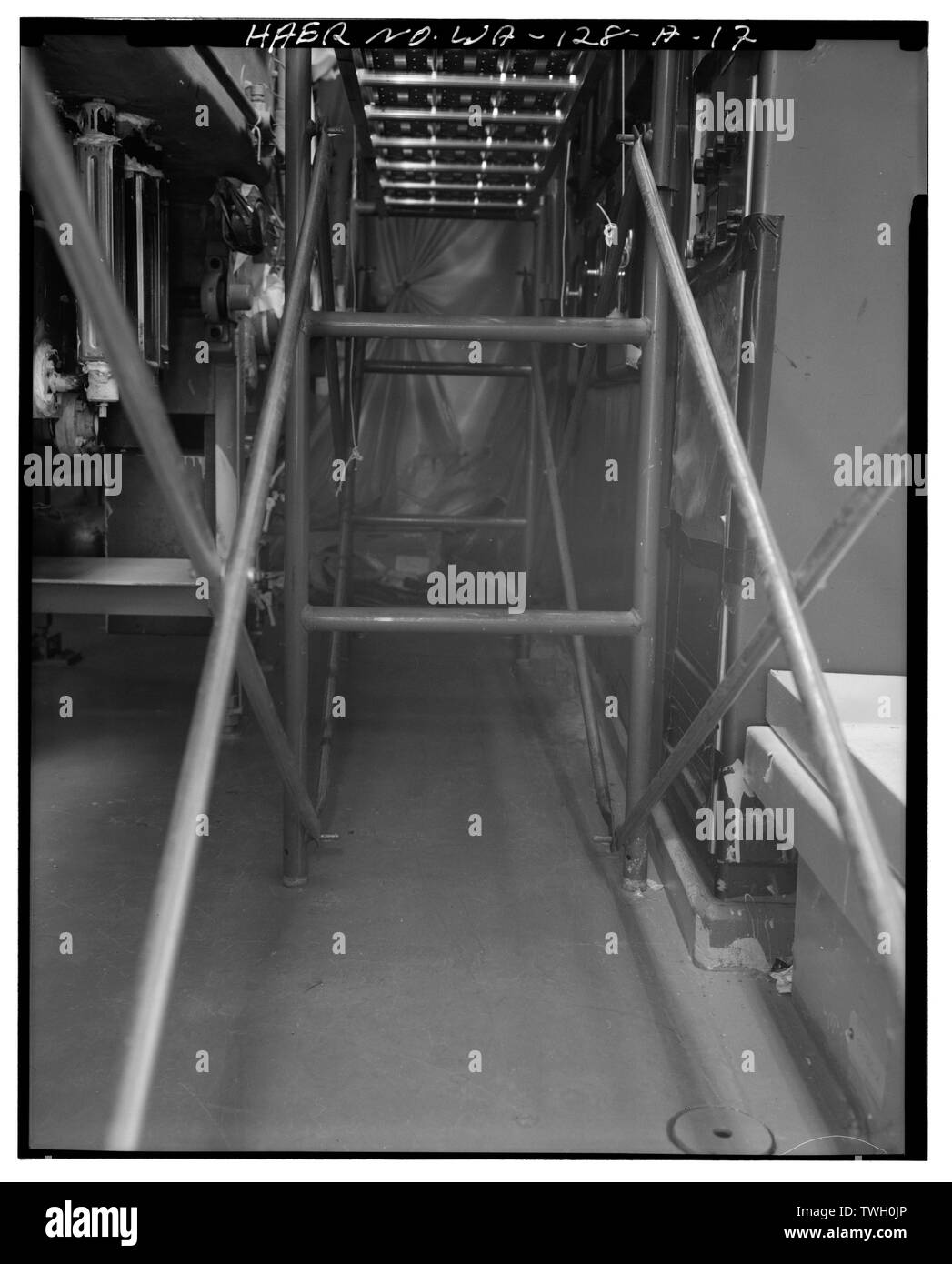 Posteriore (a ovest) dell'inceneritore. Inceneritore di pannello di controllo a destra. Guardando a sud verso la cella di depuratore. Plutonio - impianto di rifinitura, inceneritore di rifiuti Facility, 200 Zona Ovest, Richland, Benton County, WA Foto Stock