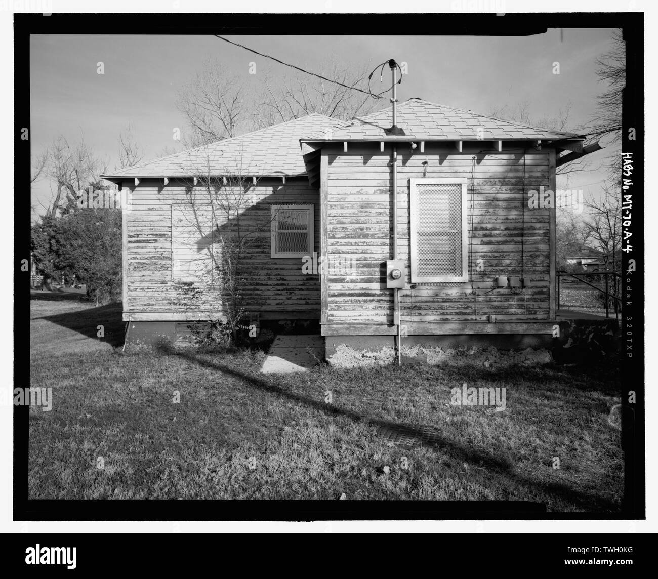Posteriore (a ovest), vista da est - Fort Peck Indian Boarding School, dipendente di quarti, angolo nordoccidentale di Assiniboine Avenue e H Street, pioppo, Roosevelt County, MT Foto Stock