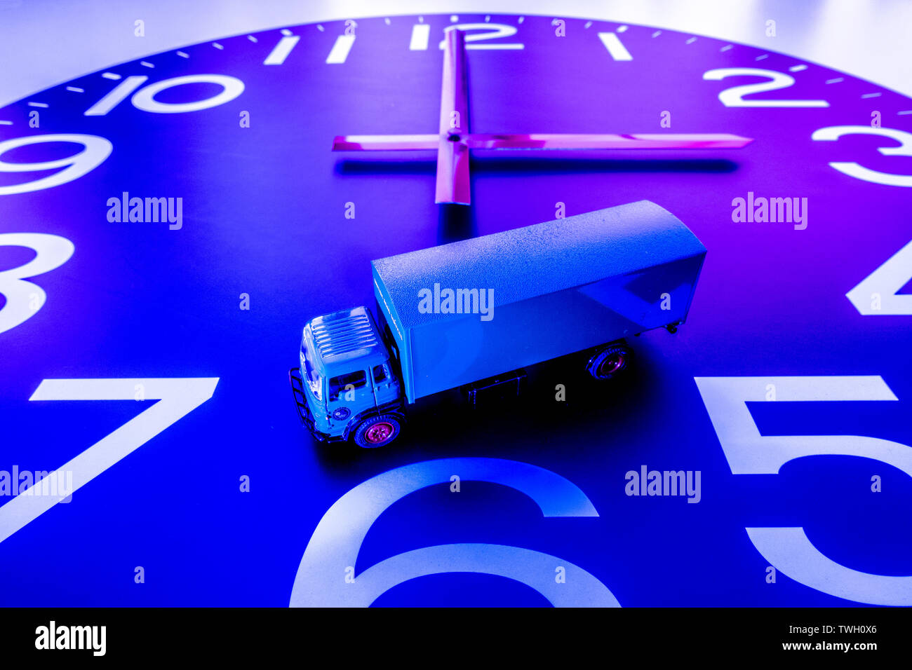 Modello carrello / camion su un orologio con le mani a ore 3. Concetto di spedizione affidabili / consegna business, forse lavorare in base a una pianificazione o in scadenza. Foto Stock