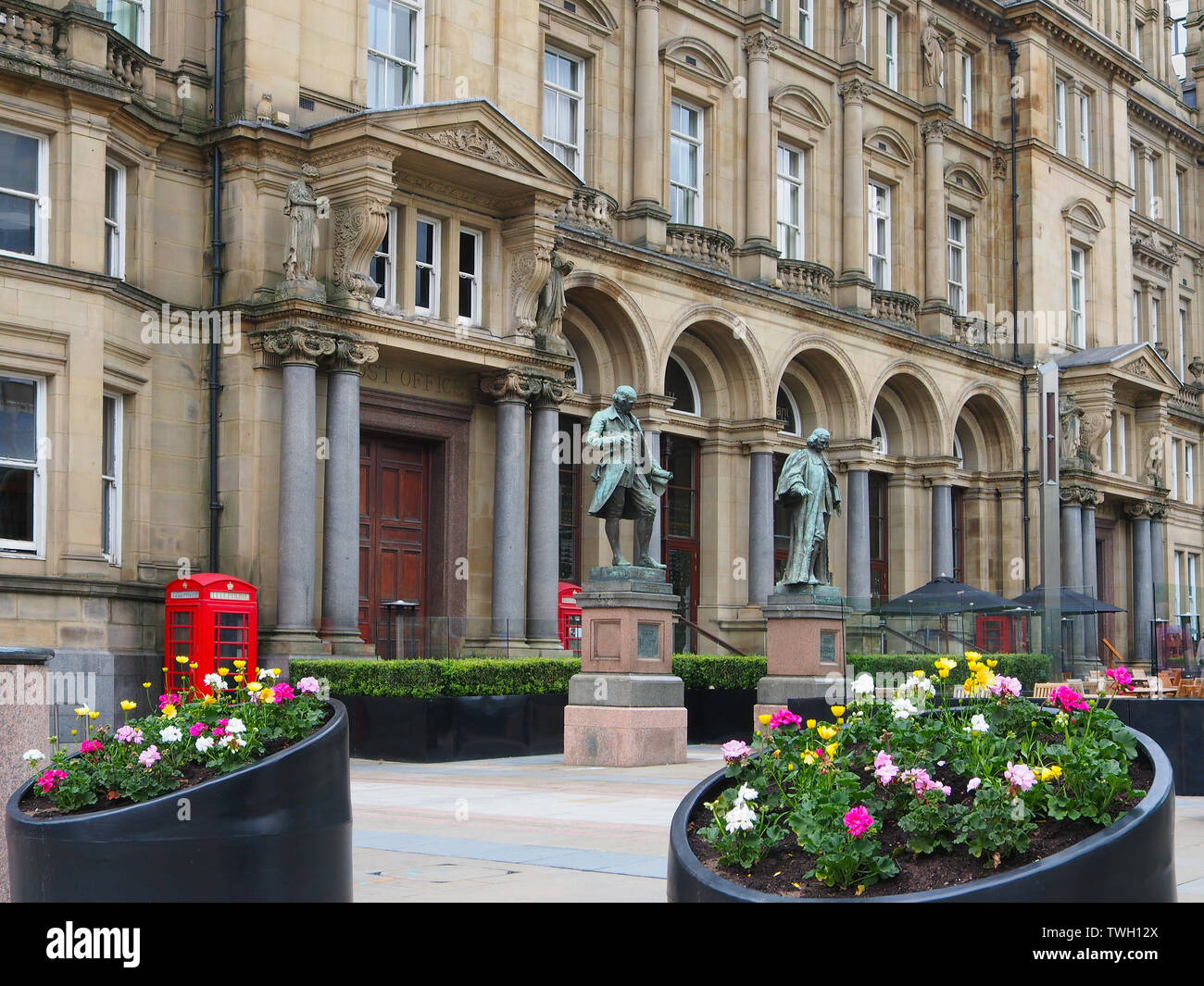 Il vecchio ufficio postale, ora un ristorante bar e grill in City Square, Leeds, Yorkshire, Inghilterra, Regno Unito. Foto Stock