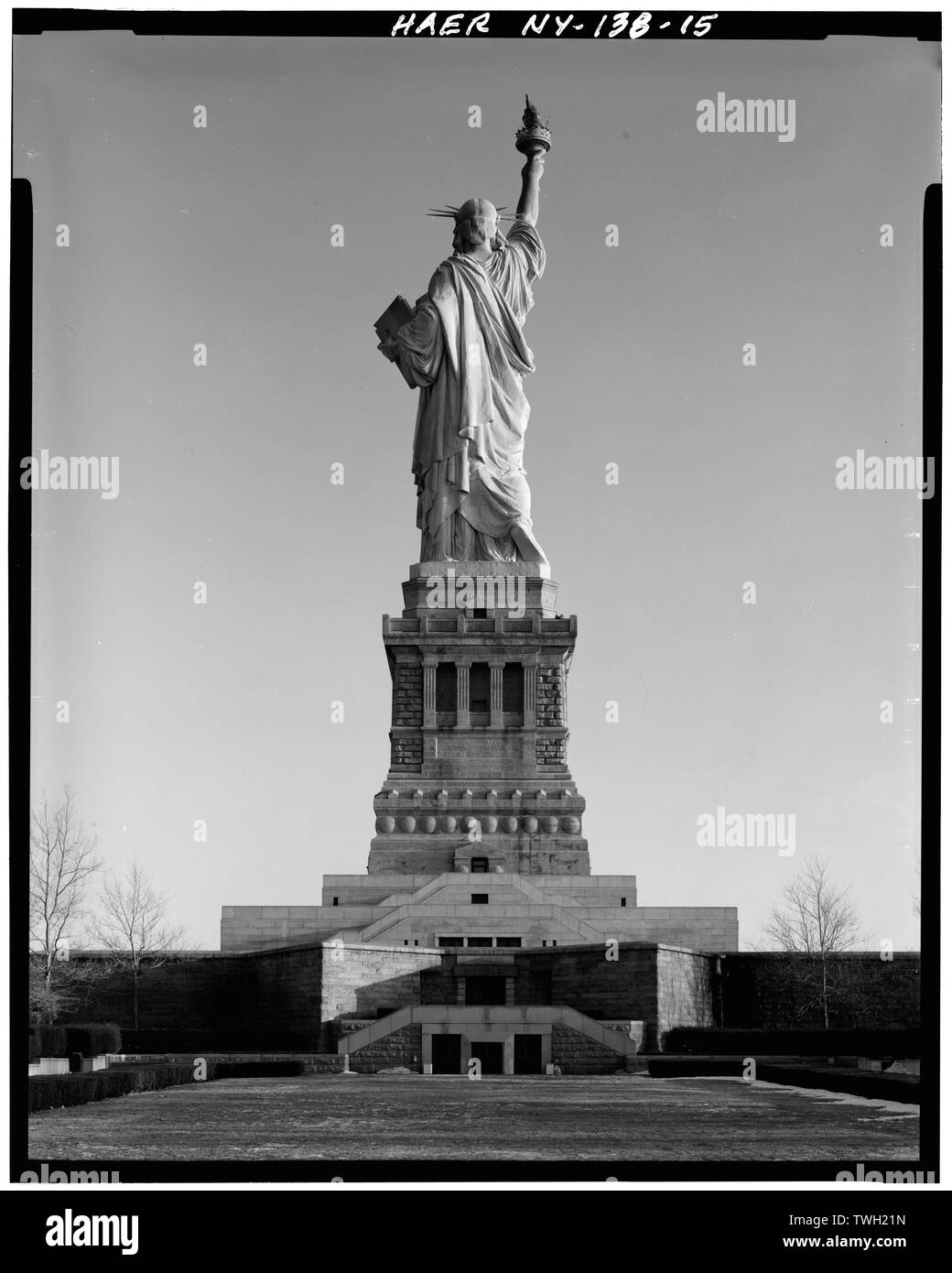 Vista posteriore guardando verso sud che mostra la statua, piedistallo e Fort legno. Febbraio 1984. - Statua della Libertà, Liberty Island e Manhattan, New York New York County, NY Foto Stock
