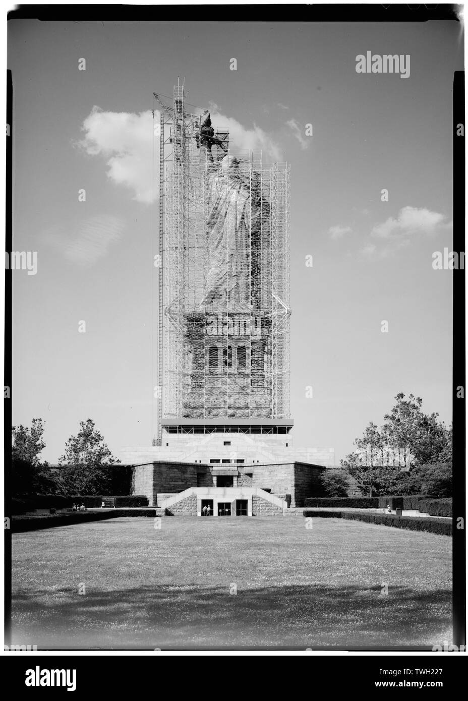 Vista posteriore guardando verso sud che mostra la statua, piedistallo e Fort legno. Maggio 1984. - Statua della Libertà, Liberty Island e Manhattan, New York New York County, NY Foto Stock
