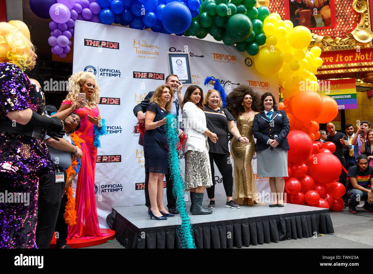 New York, Stati Uniti d'America, 20 giugno 2019. Stacy Shuster, Vice Presidente di Crederci o no di Ripley! Times Square detiene il certificato da un funzionario da Guinness World Record dopo l'impostazione del Guinness World Record titolo della più lunga piuma boa a 1,2 miglia. La manifestazione è stata organizzata da Ripley's credere o non! E Madame Tussauds nella celebrazione del WorldPride e per commemorare il cinquantesimo anniversario di Stonewall insurrezione. Credito: Enrique Shore/Alamy Live News Foto Stock