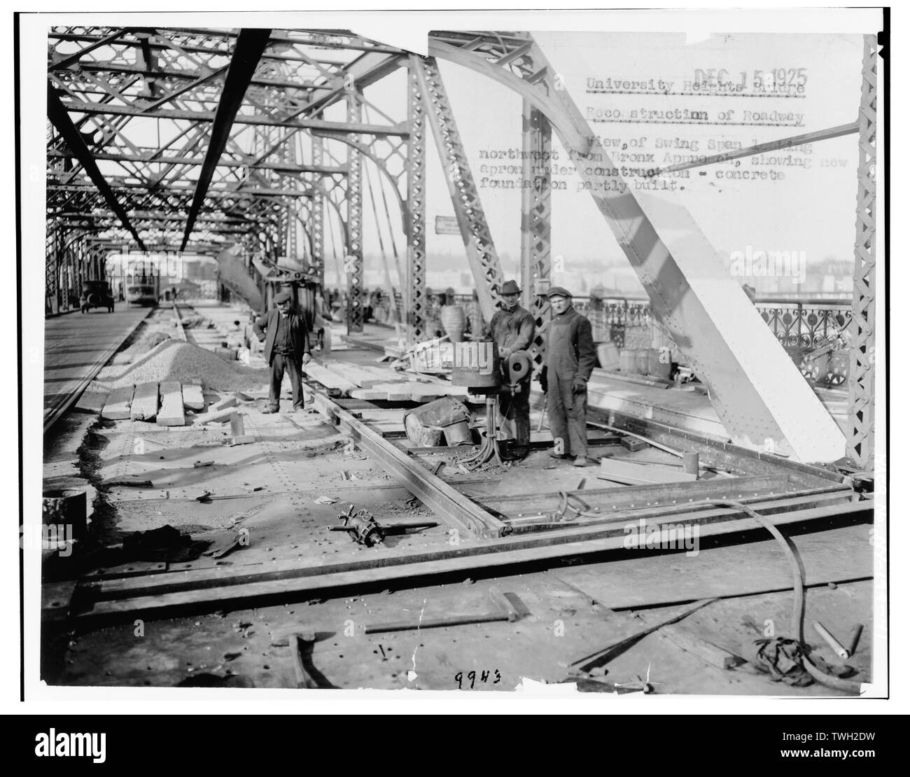 La ricostruzione della strada; visualizzazione di swing span guardando verso nord-ovest da Bronx approccio, mostrando una nuova grembiule in costruzione-fondamenta in calcestruzzo in parte costruito. Nota carrello in background e rotture di asfalto in carreggiata letto. Dicembre 15, 1925 fotografia. - Università di altezze, bridge spanning Harlem River a 207th Street e West Harlem Road, New York New York County, NY Foto Stock