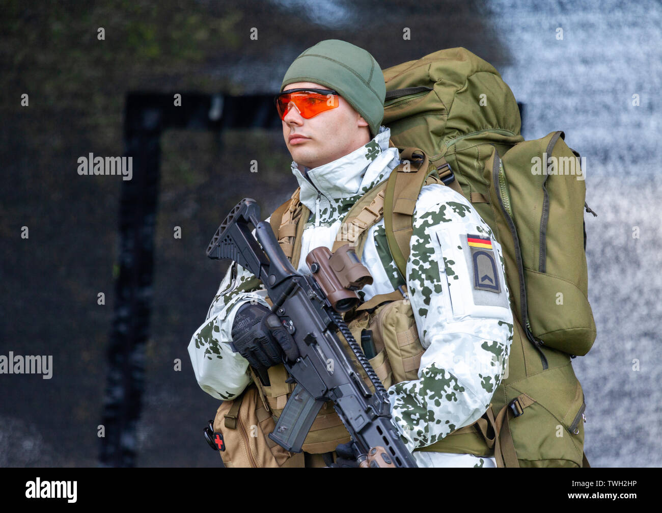 AUGUSTDORF / GERMANIA - Giugno 15, 2019: Tedesco mountain trooper nella neve tuta mimetica passeggiate su un palco al giorno della Bundeswehr 2019. Foto Stock