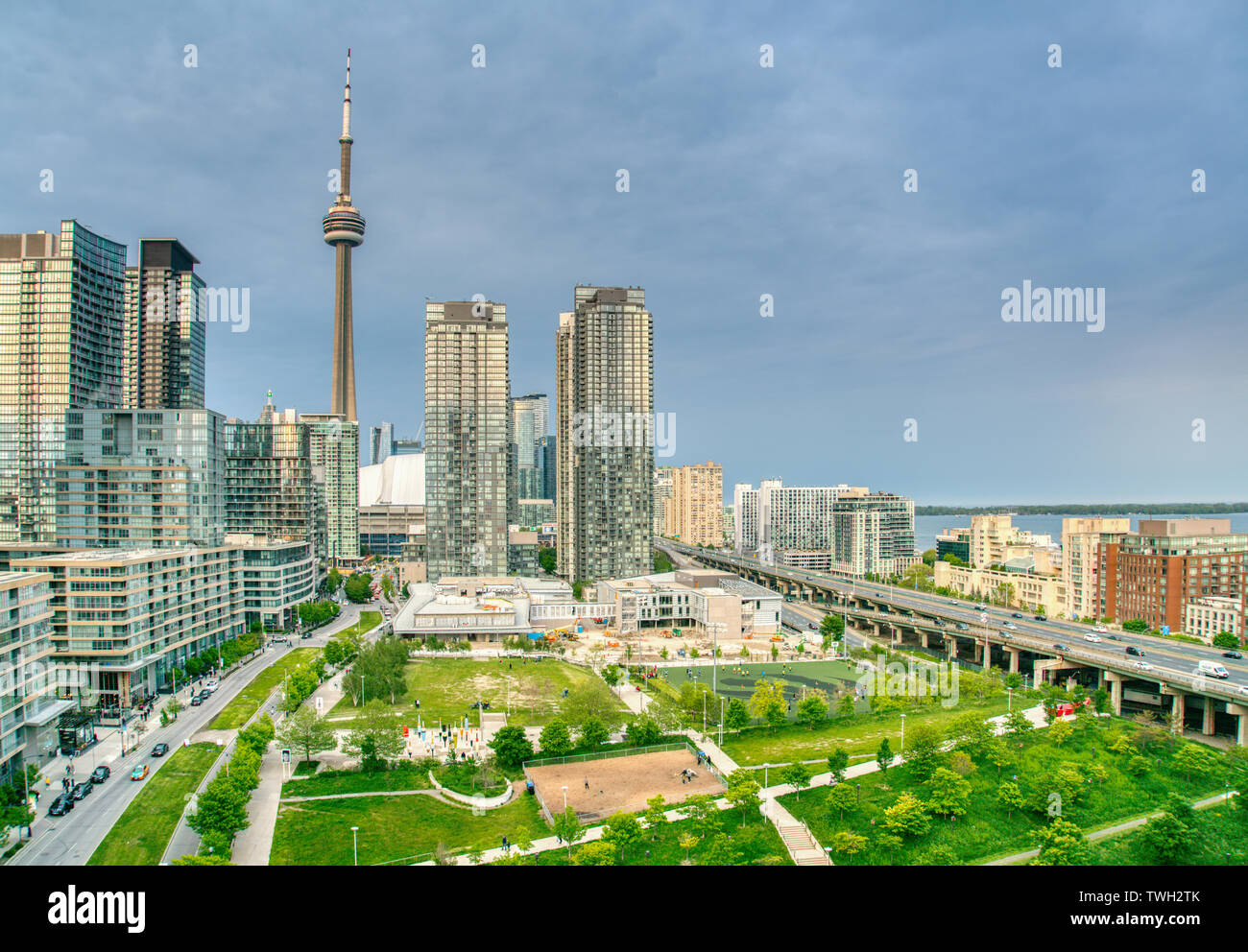 La CN Tower e canoa Parco di atterraggio a Toronto, Ontario, Canada. Foto Stock