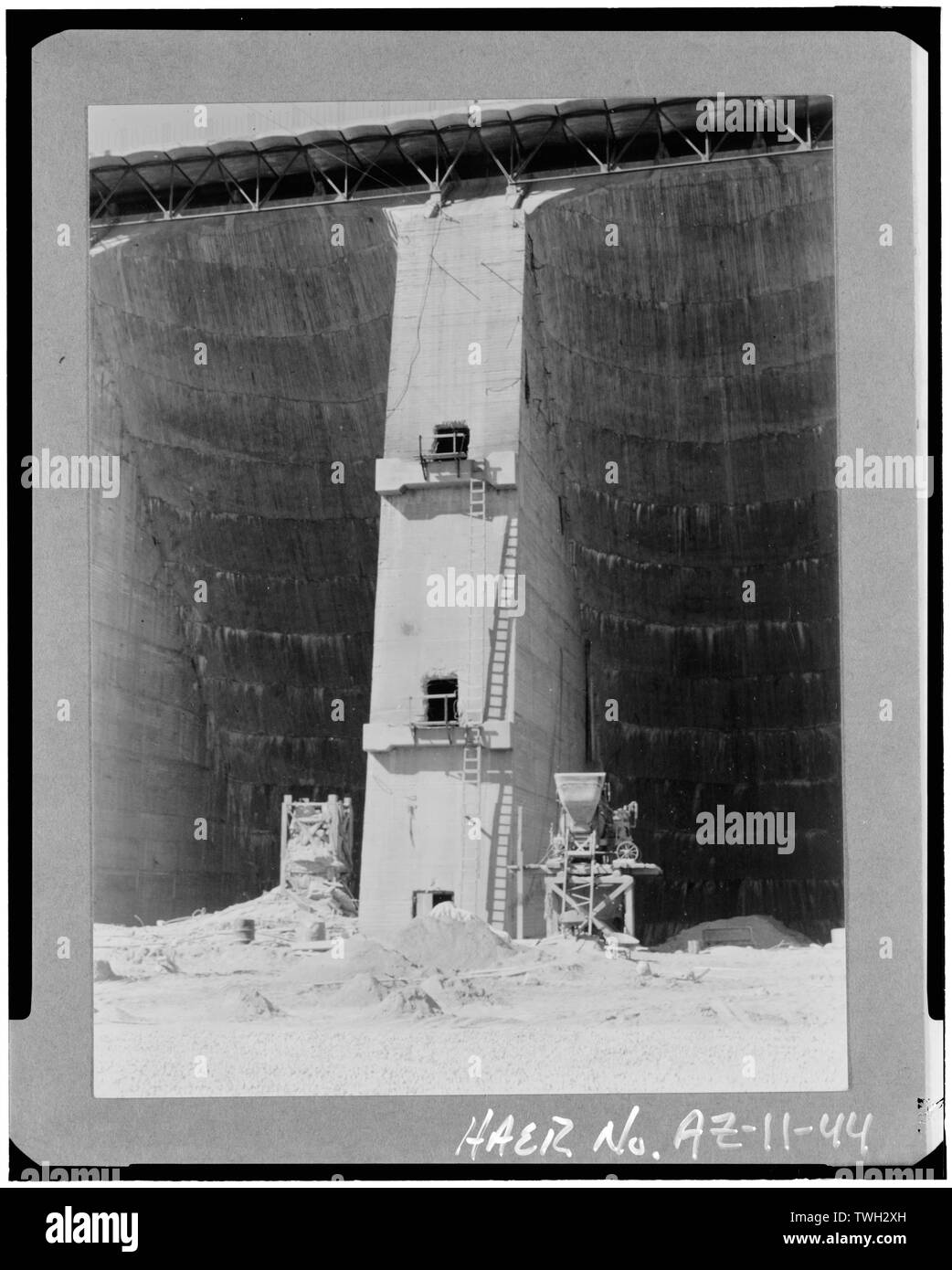 Costruzione di rinforzo alla diga di piacevole. Fotografo sconosciuto, 1935. Fonte- Huber raccolta, presso la University of California a Berkeley, risorse idriche Libreria. - Waddell Dam a Agua Fria Fiume, 35 miglia a nord-ovest di Phoenix, Phoenix, Maricopa County, AZ Foto Stock