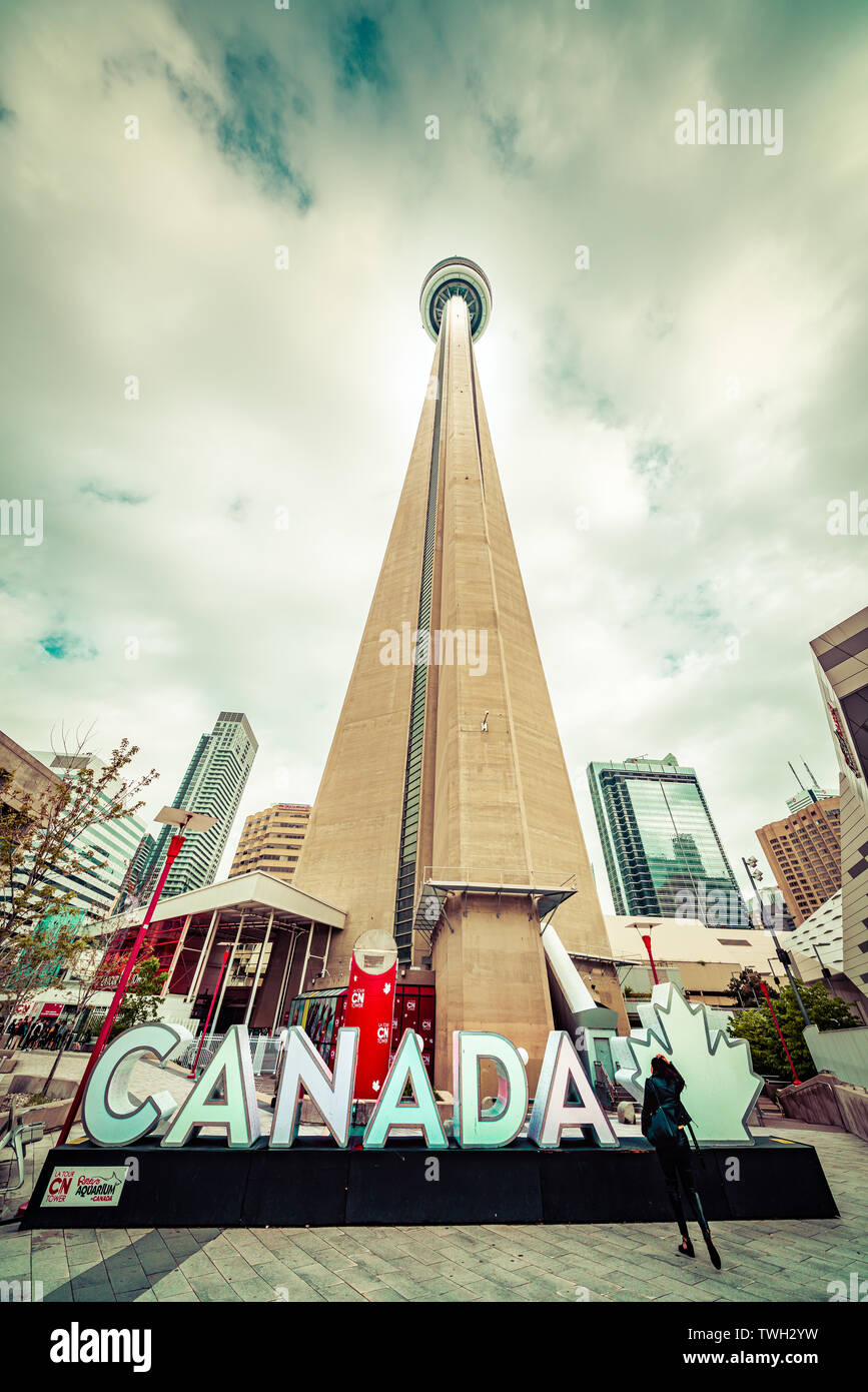 Drammatica di immagine grandangolare della CN Tower dietro Canada segno a Toronto, Ontario, Canada. Foto Stock