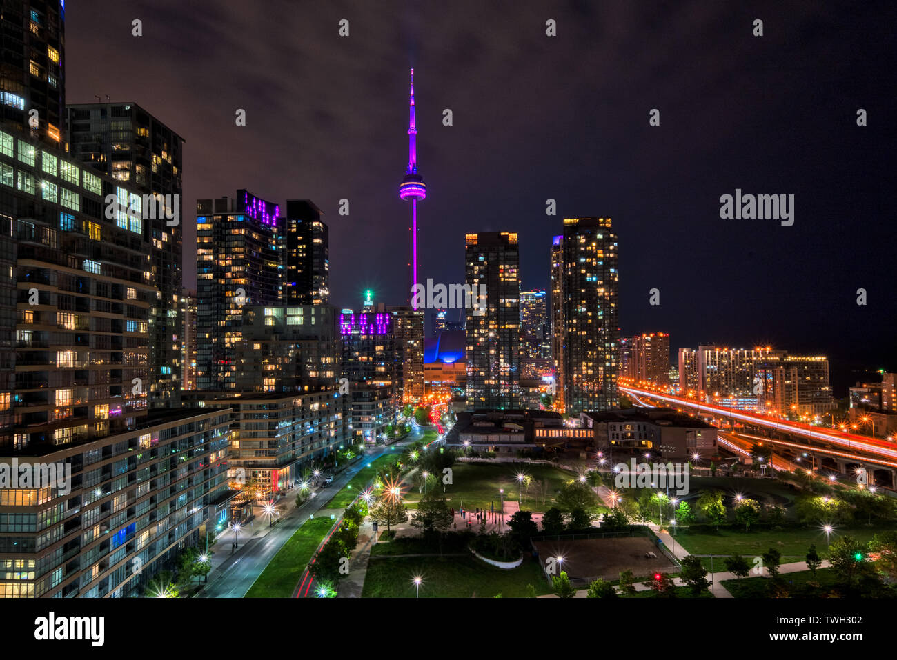 La CN Tower e canoa Parco di atterraggio illuminata di notte a Toronto, Ontario, Canada. Foto Stock